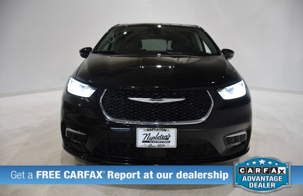 Used 2024 Chrysler Pacifica Touring-L image 2