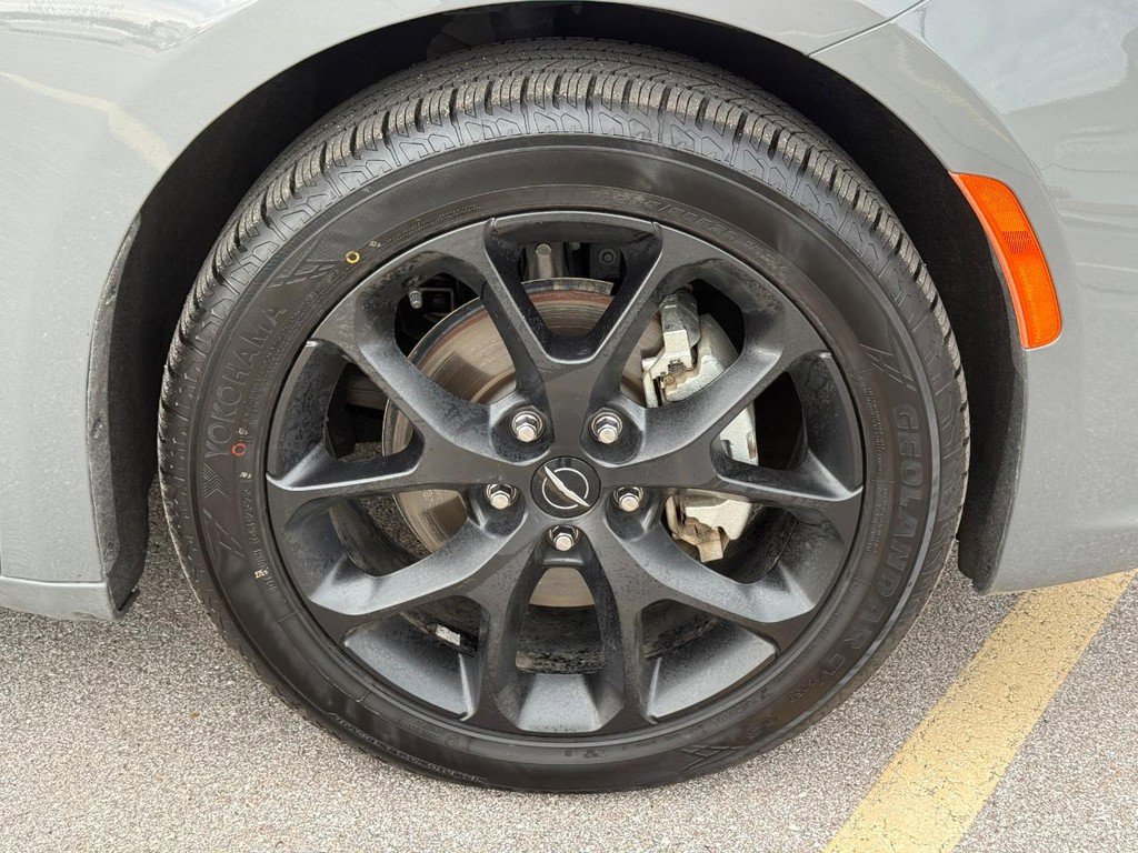 Used 2025 Chrysler Pacifica Limited image 7