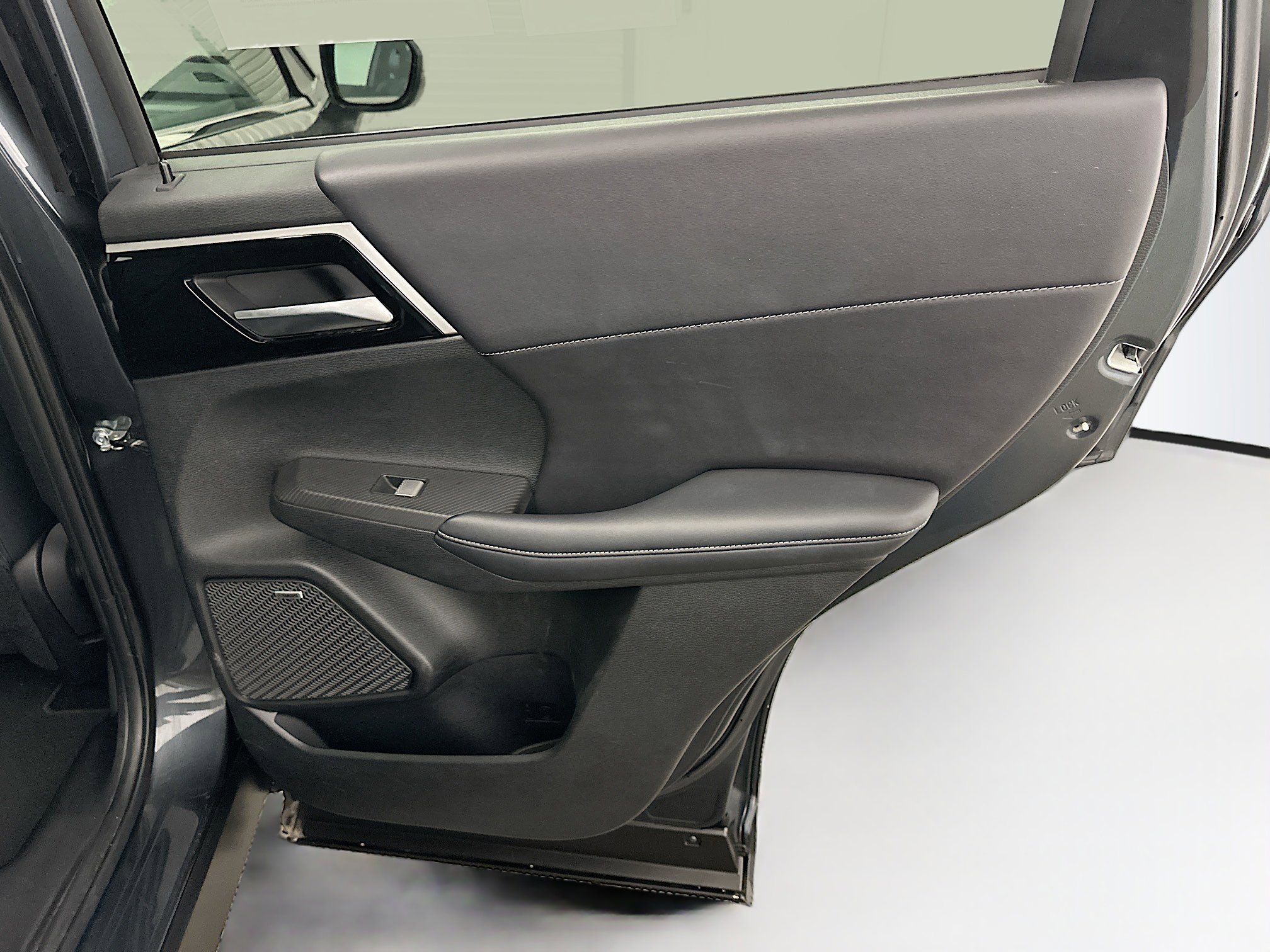 Used 2025 Mitsubishi Outlander SE image 32