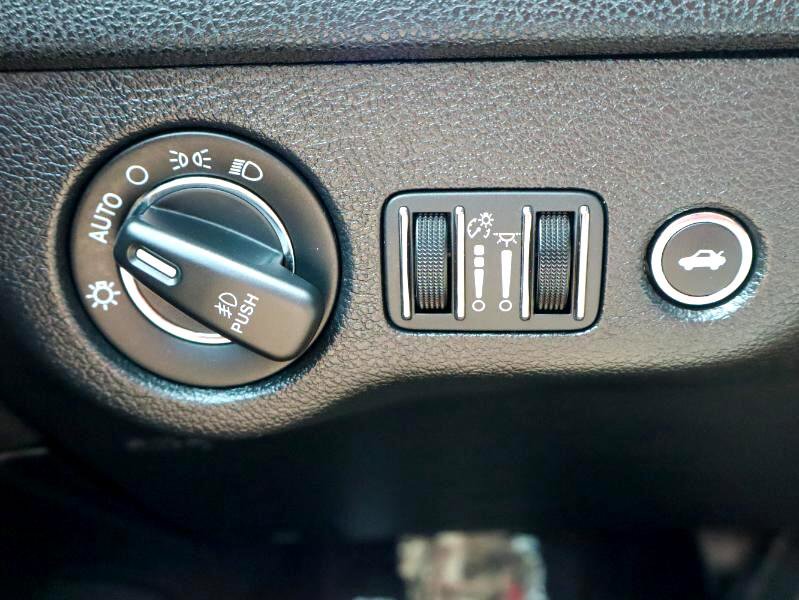 Used 2019 Chrysler 300 Limited image 21