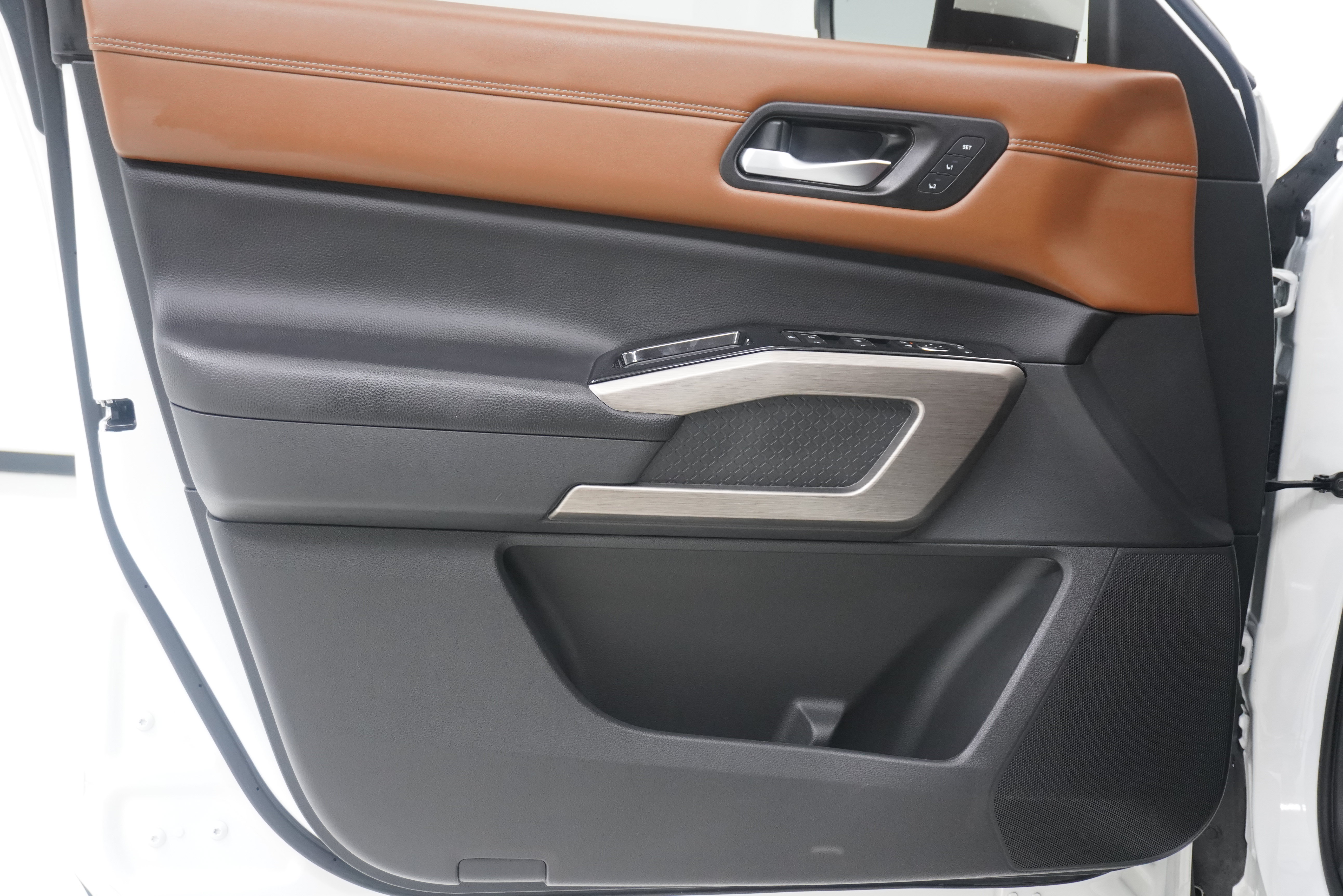 Used 2023 Nissan Pathfinder Platinum w/ Lighting Package (N93) FWD image 16