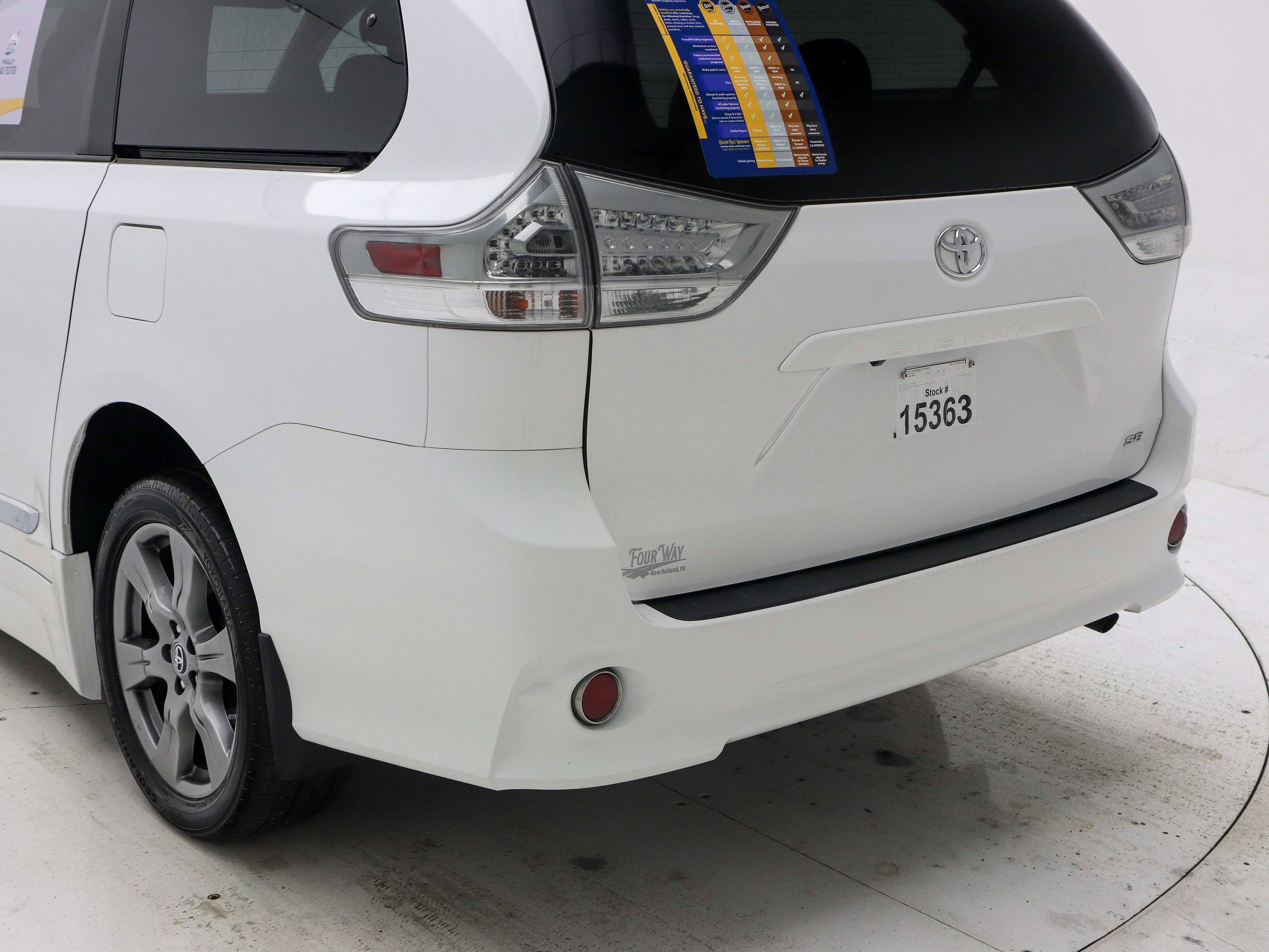 Used 2018 Toyota Sienna SE Premium w/ Carpet Mat Package image 11
