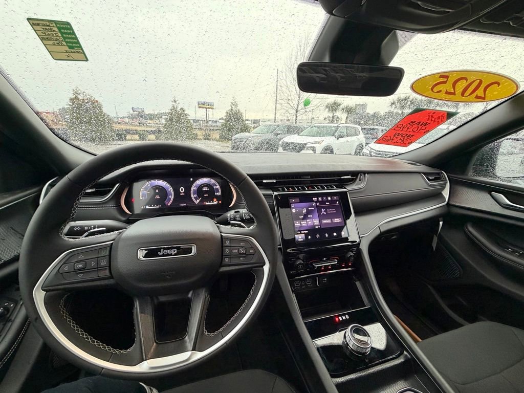 Used 2025 Jeep Grand Cherokee Laredo X image 20