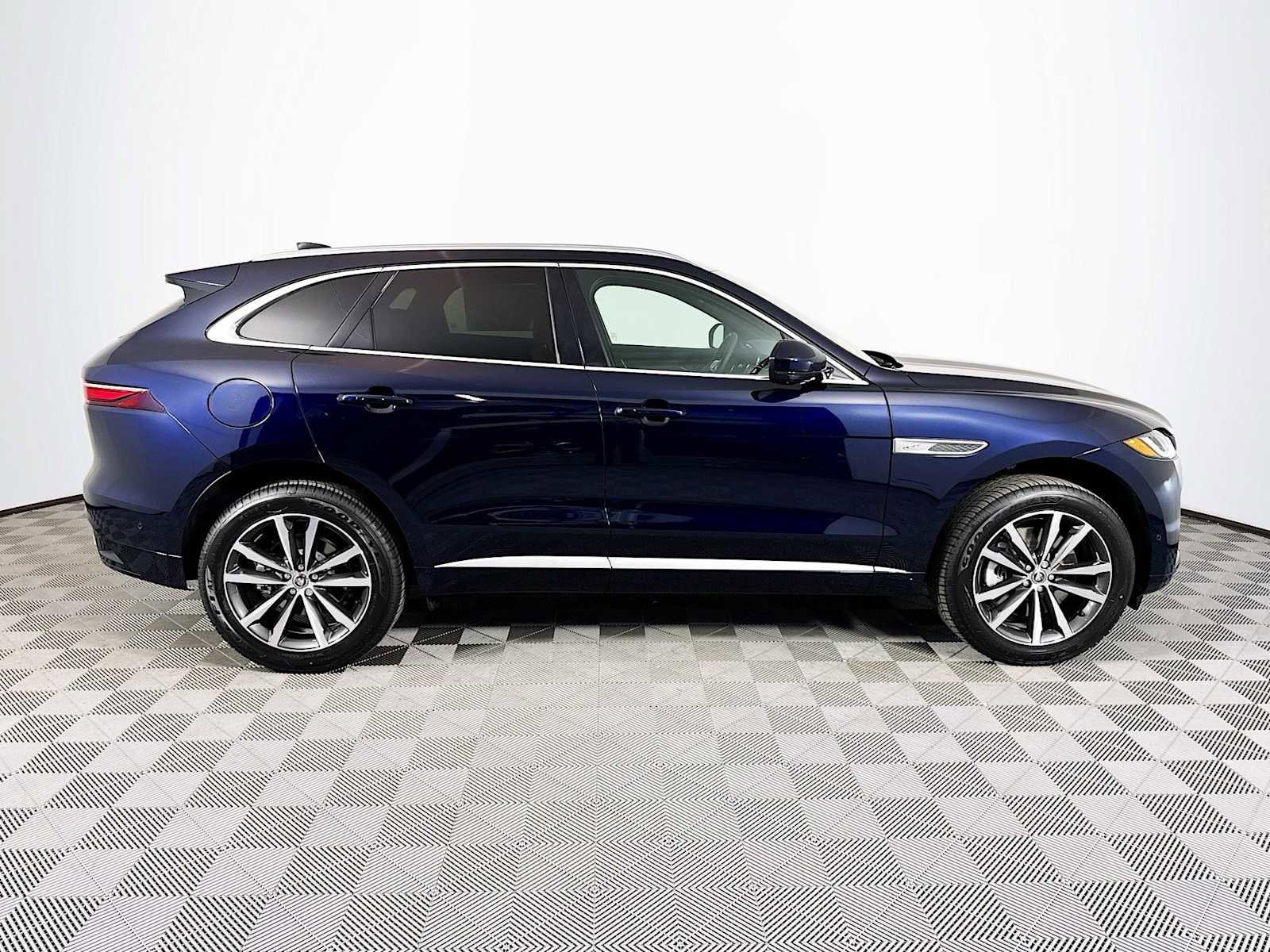 New 2025 Jaguar F-PACE R-Dynamic S image 4
