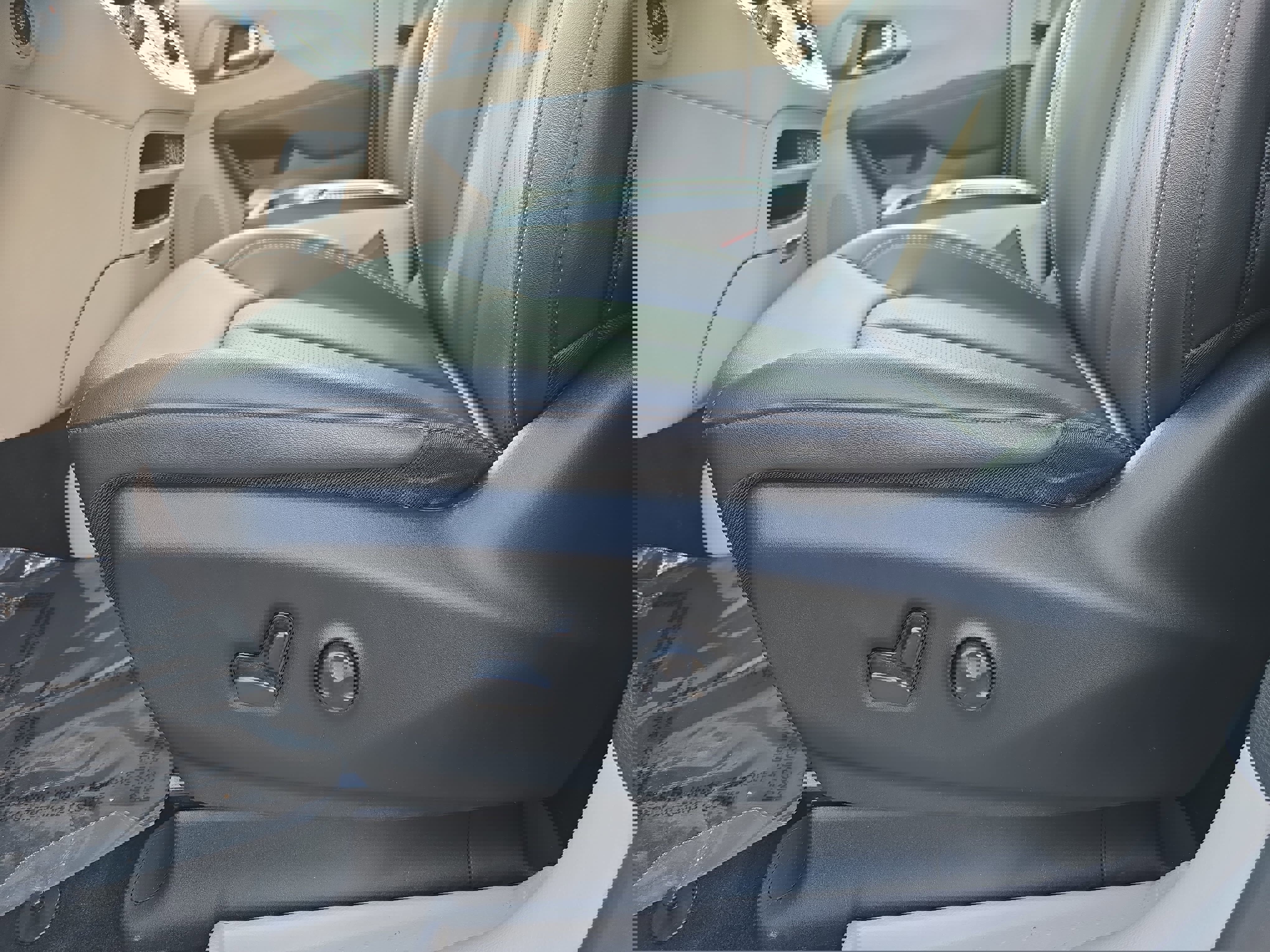 Used 2024 Chrysler Pacifica Touring-L image 30