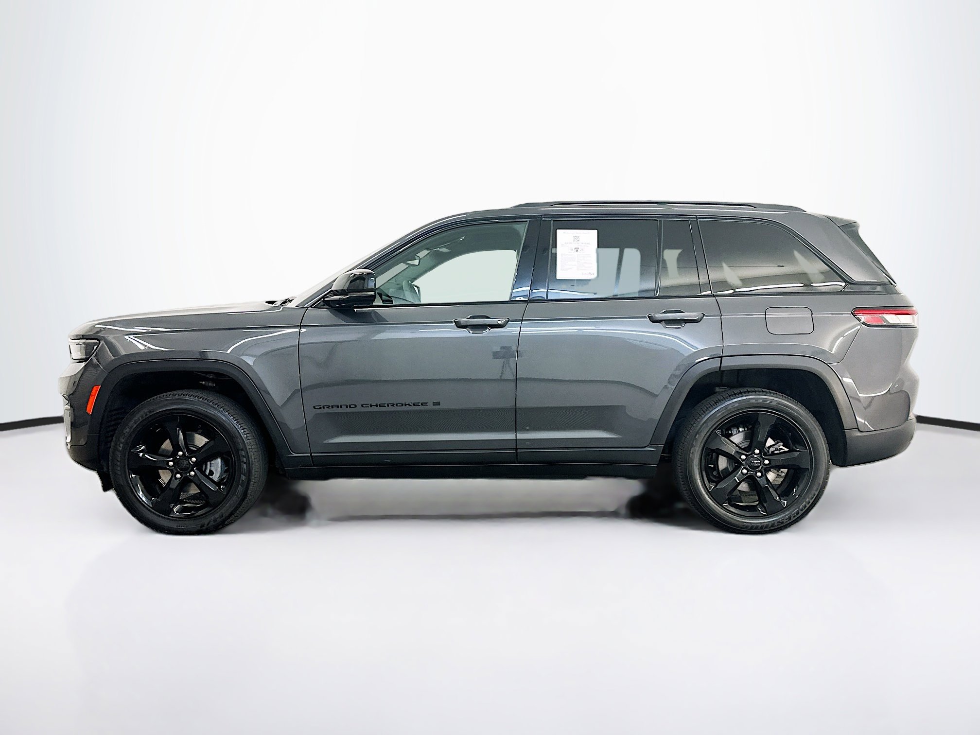Used 2024 Jeep Grand Cherokee Altitude AWD/4WD image 4