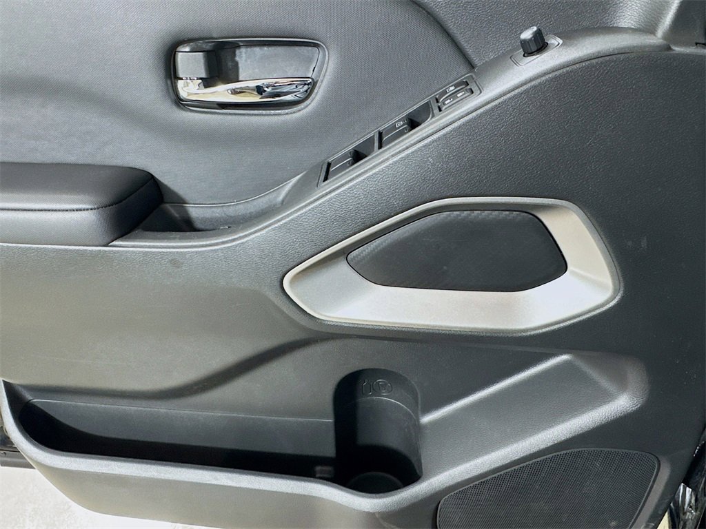 Used 2024 Nissan Frontier SV image 15