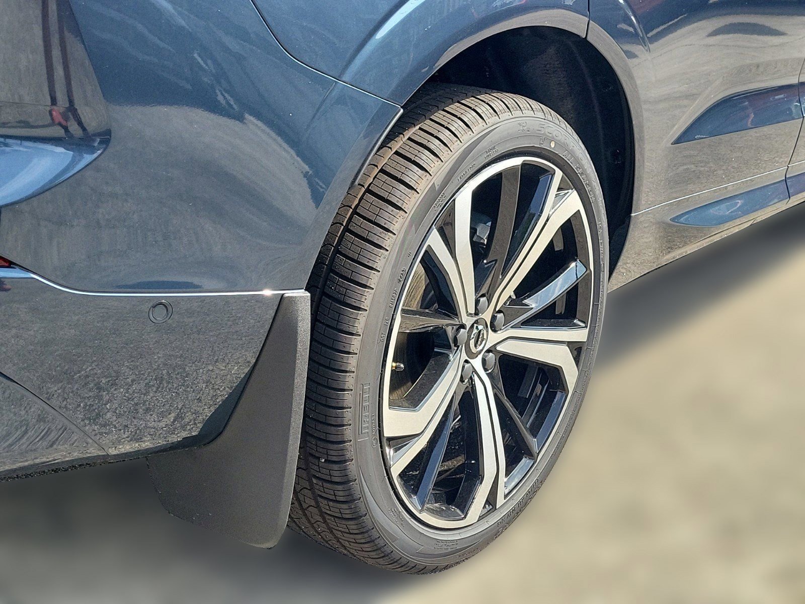 New 2024 Volvo XC60 B5 Ultimate image 10