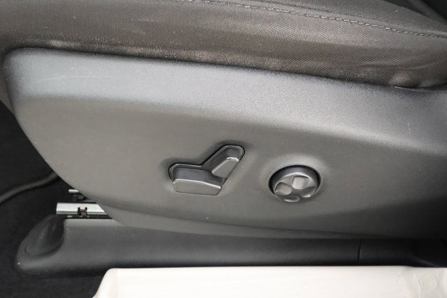 Used 2022 Chrysler Voyager LX image 10