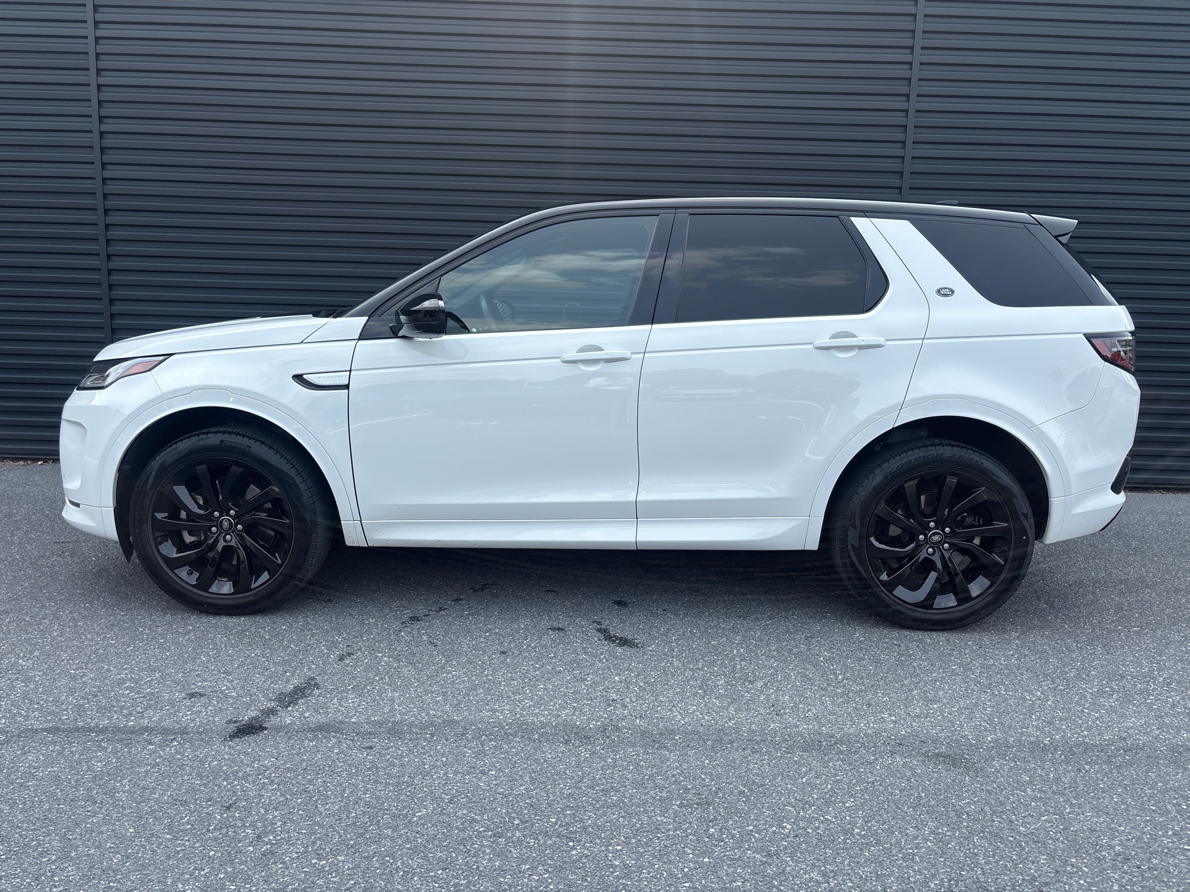 Used 2023 Land Rover Discovery Sport SE R-Dynamic AWD/4WD image 2