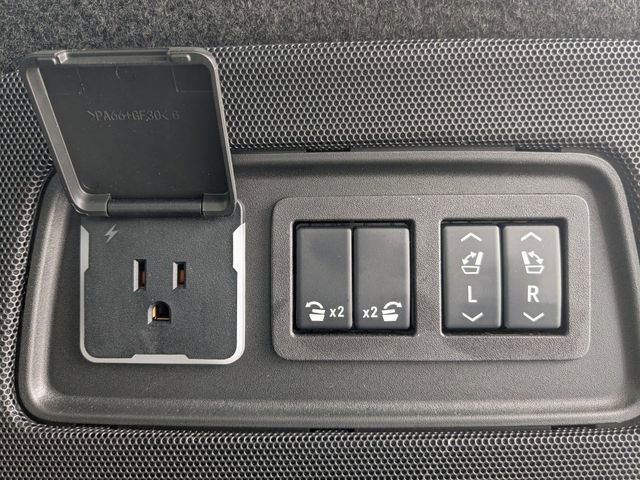 Used 2025 Cadillac Escalade Sport Platinum image 12