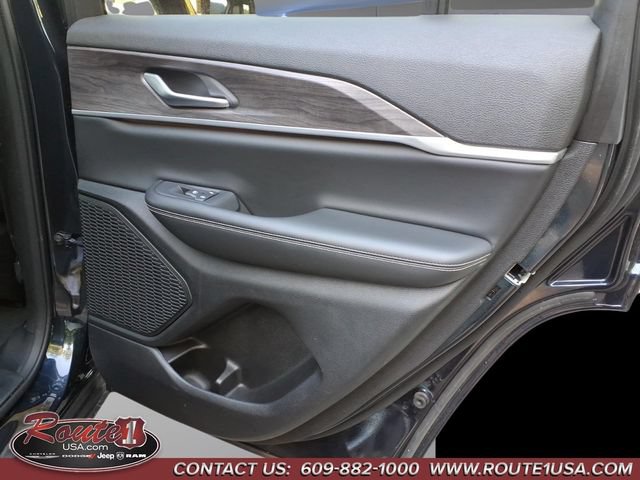 Used 2023 Jeep Grand Cherokee Limited AWD/4WD image 16
