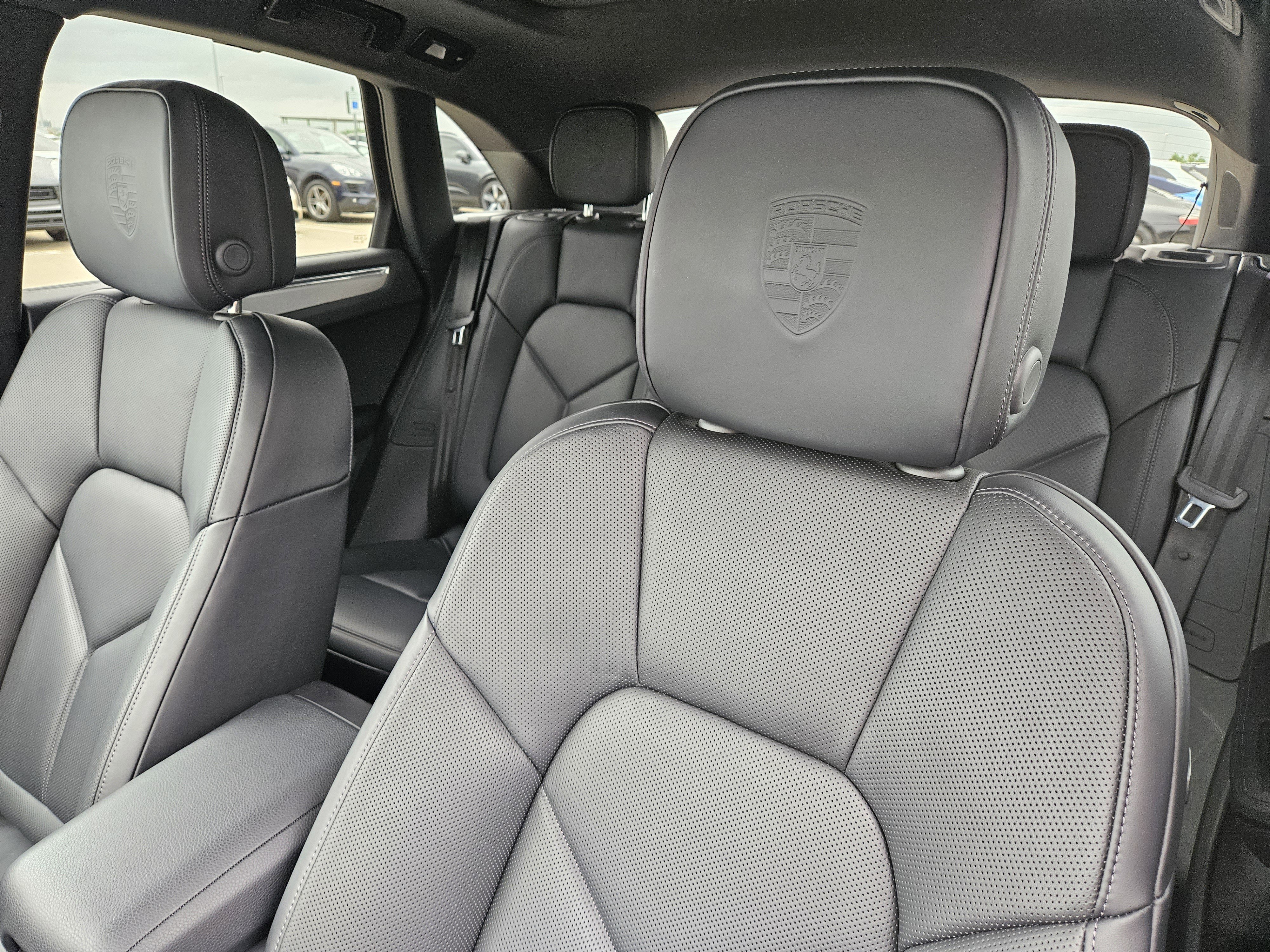 Certified 2026 Porsche Macan AWD/4WD image 6