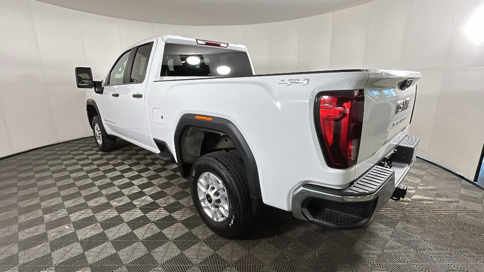 Used 2024 GMC Sierra 2500 Pro w/ Convenience Package AWD/4WD image 5