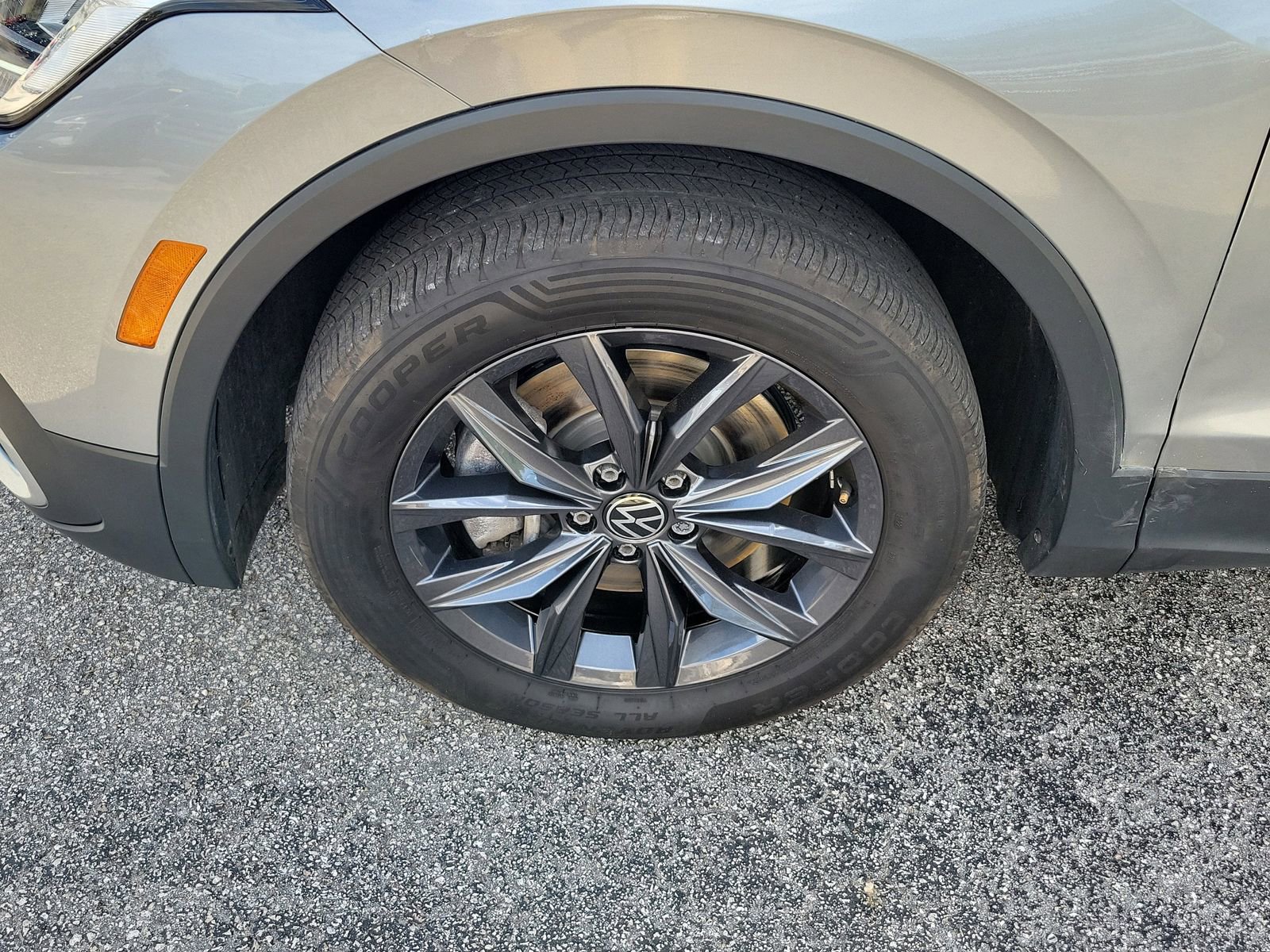 Used 2022 Volkswagen Tiguan SE AWD/4WD image 39