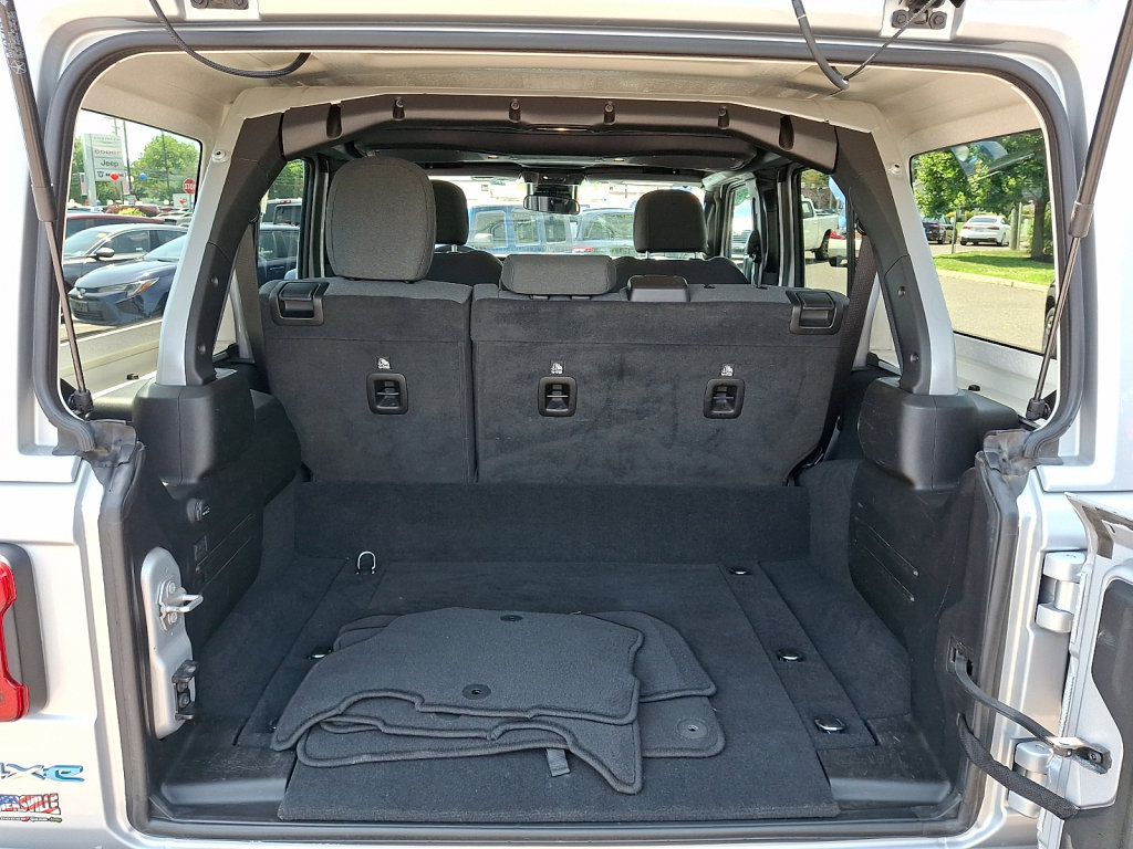 Used 2024 Jeep Wrangler Unlimited Sahara AWD/4WD image 18