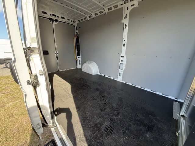 Used 2025 RAM ProMaster 2500 w/ Convenience Group image 14