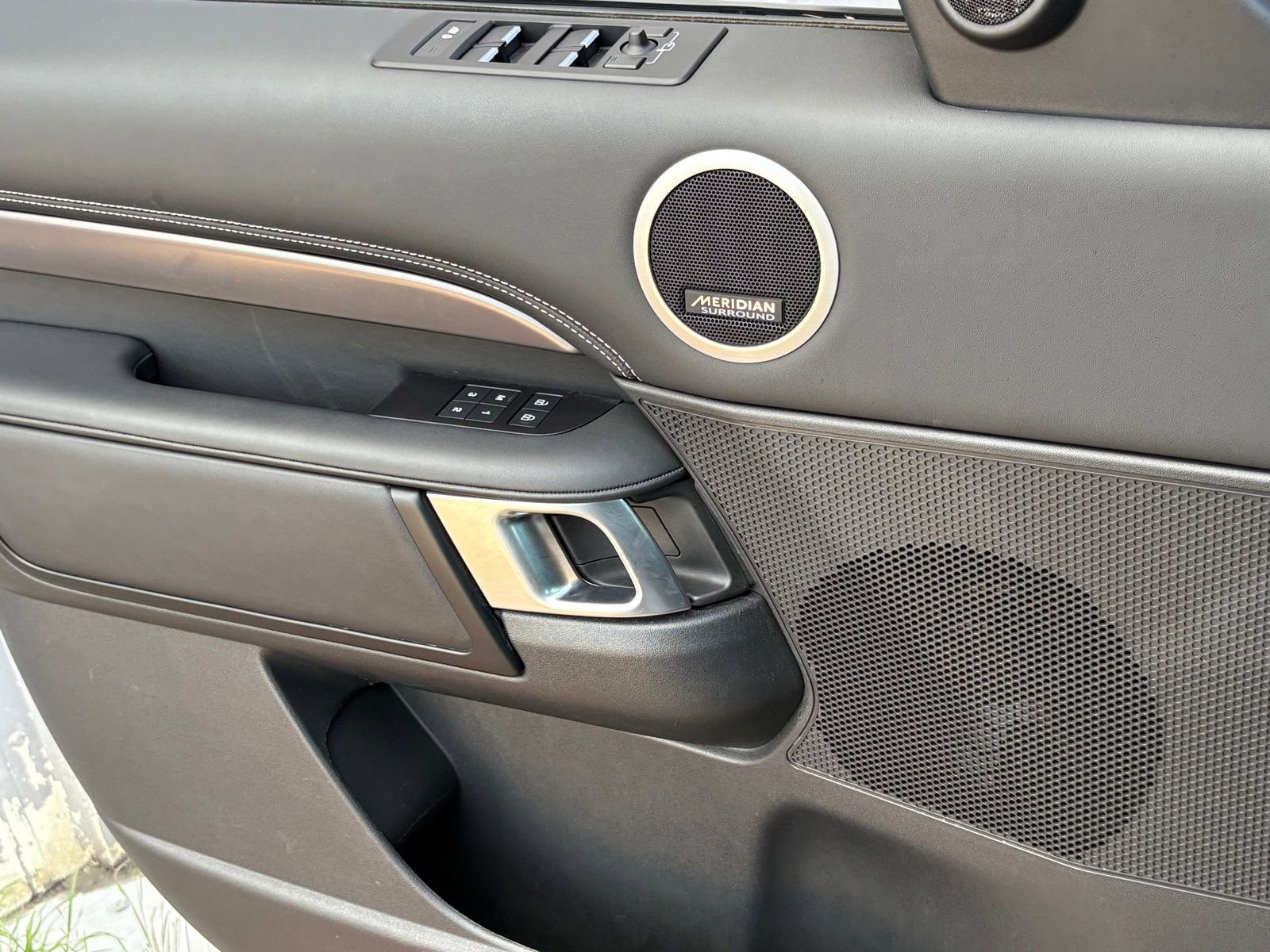 Used 2024 Land Rover Discovery Metropolitan Edition image 31