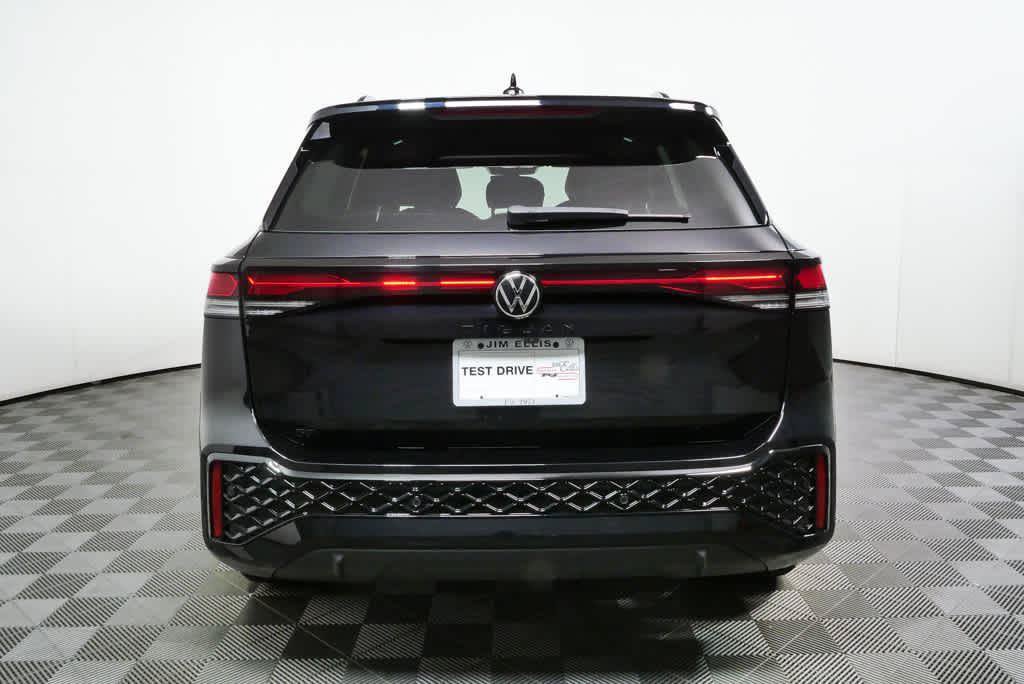 Certified 2025 Volkswagen Tiguan SE R-Line FWD image 23