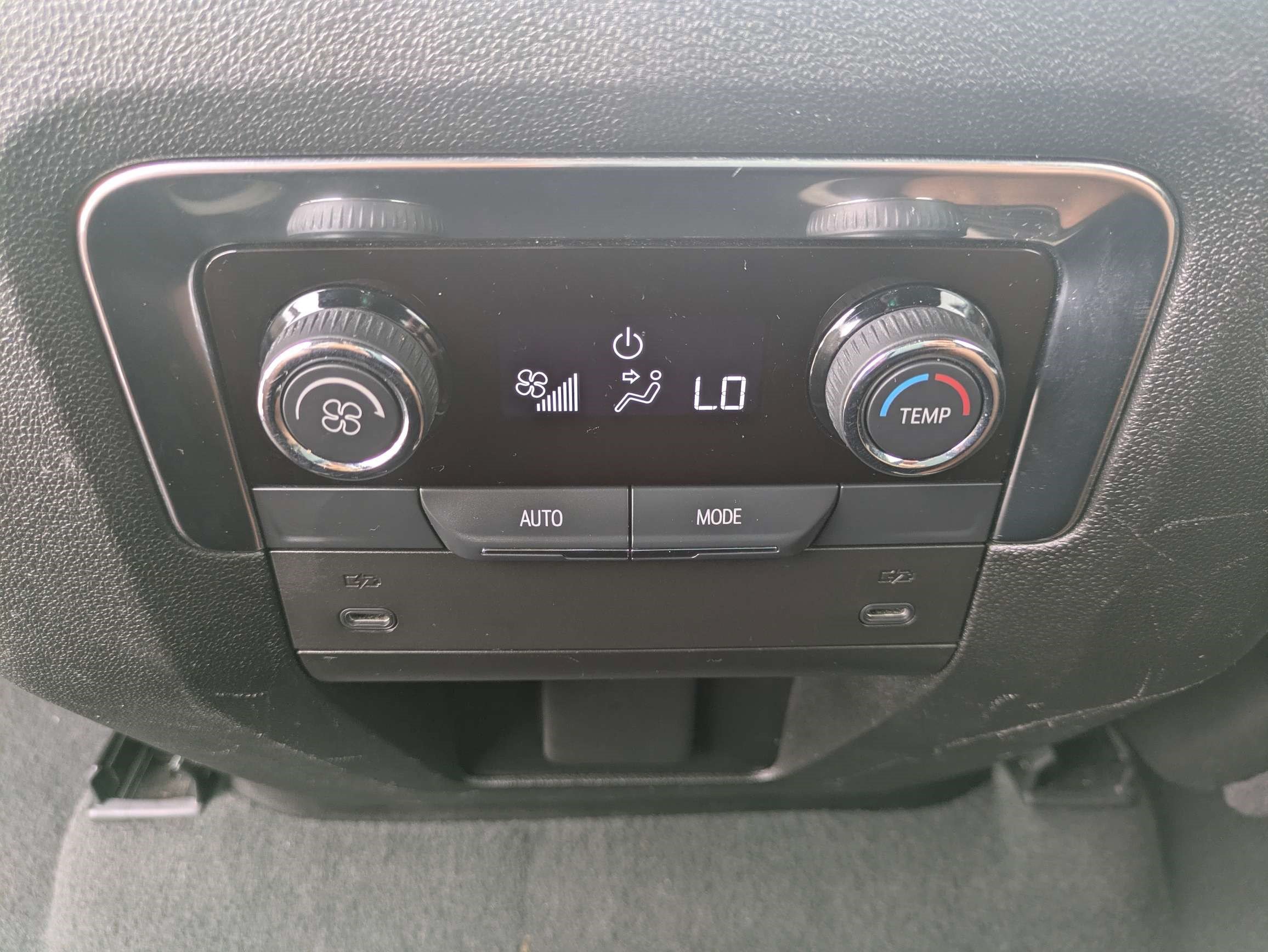 Used 2025 Chevrolet Suburban LT AWD/4WD image 18