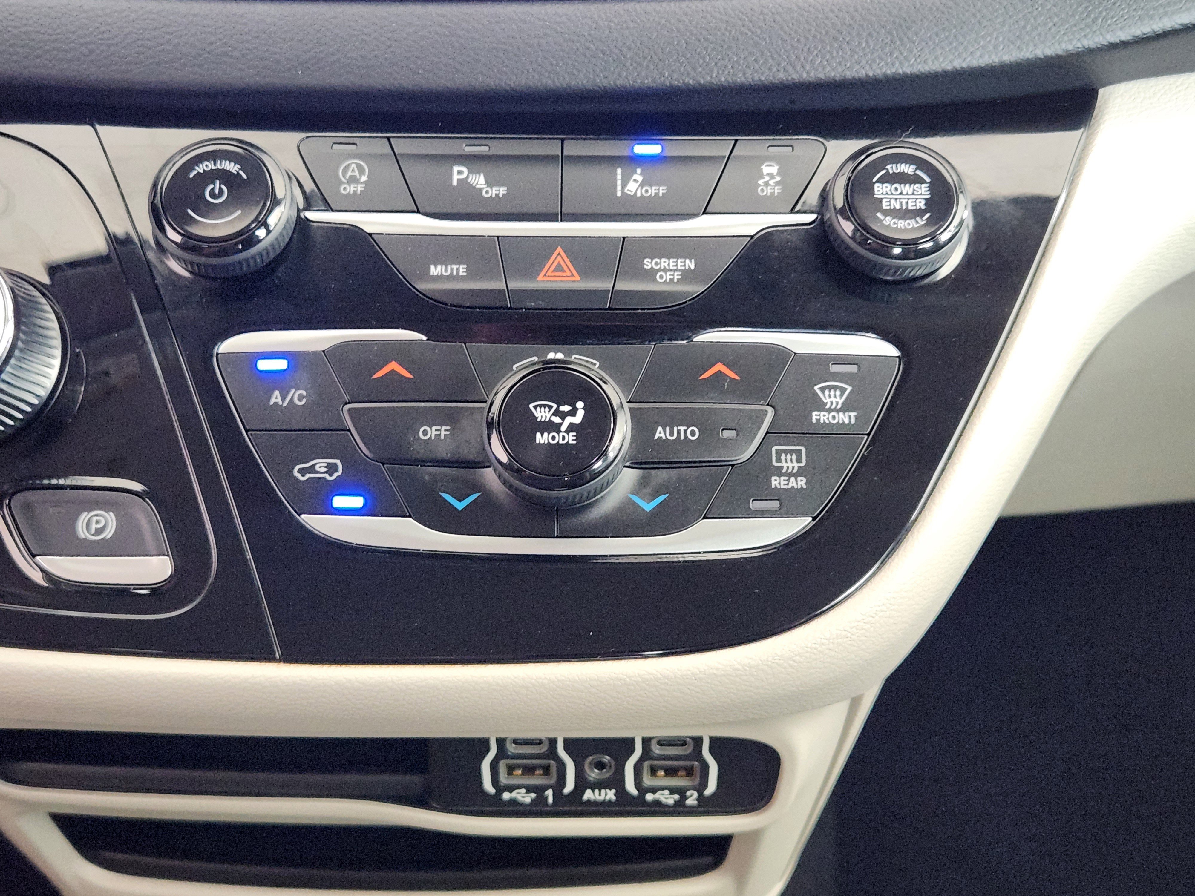 Used 2023 Chrysler Pacifica Touring-L FWD image 20