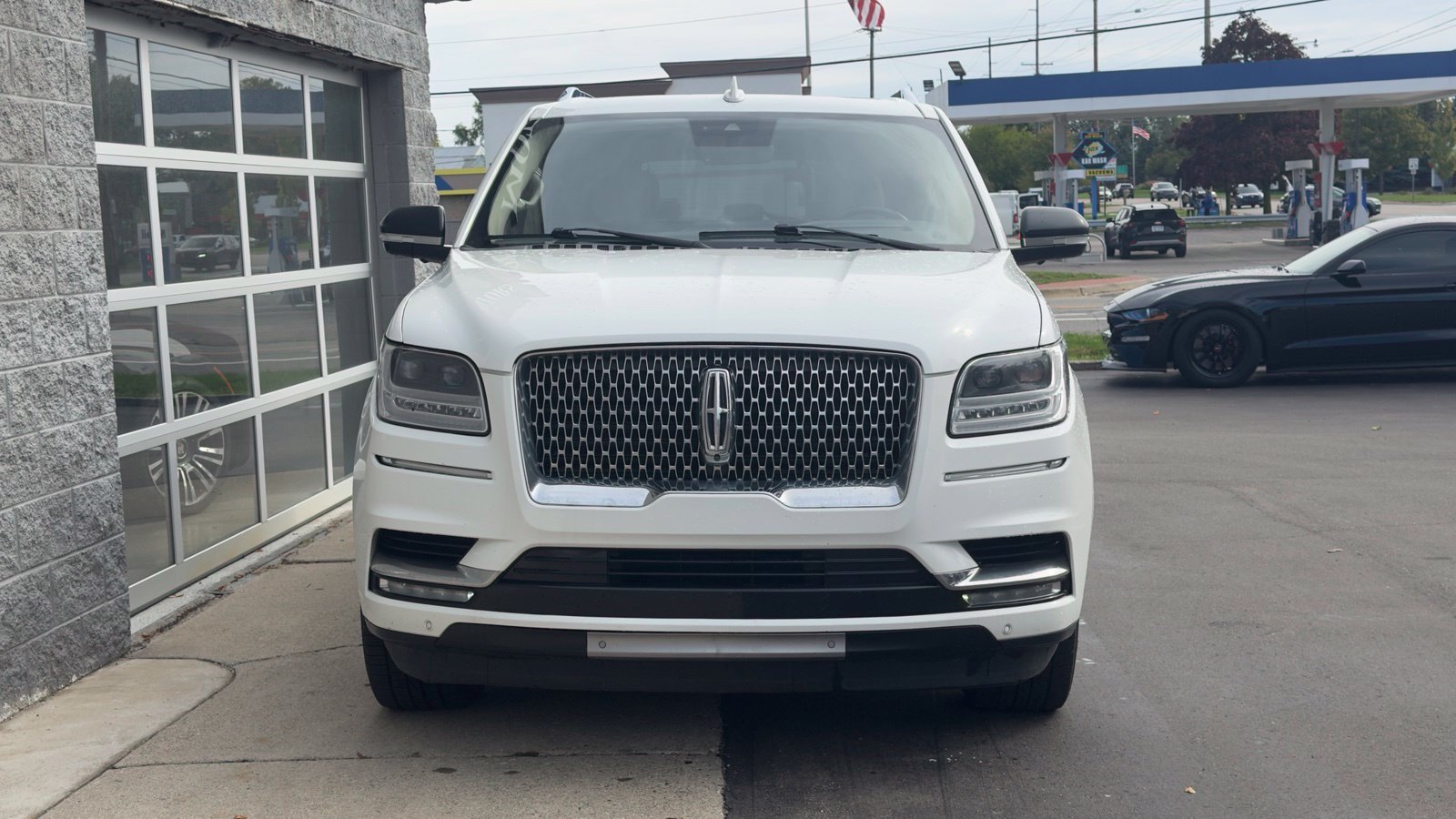 Used 2021 Lincoln Navigator Reserve w/ Luxury Package AWD/4WD image 2