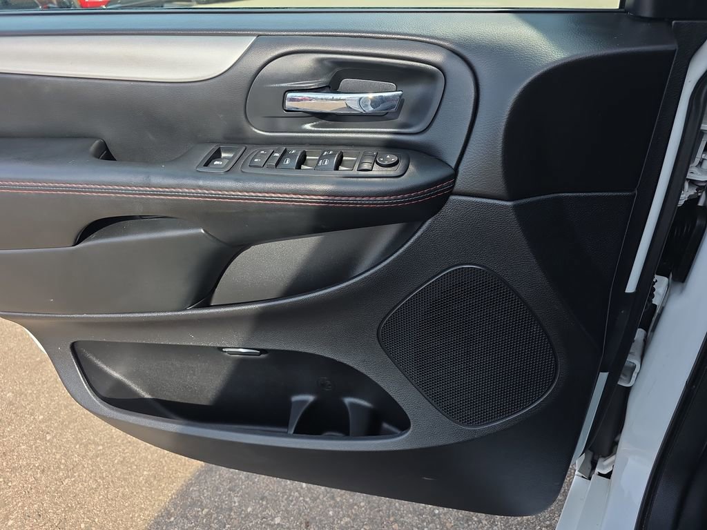 Used 2017 Dodge Grand Caravan GT image 28