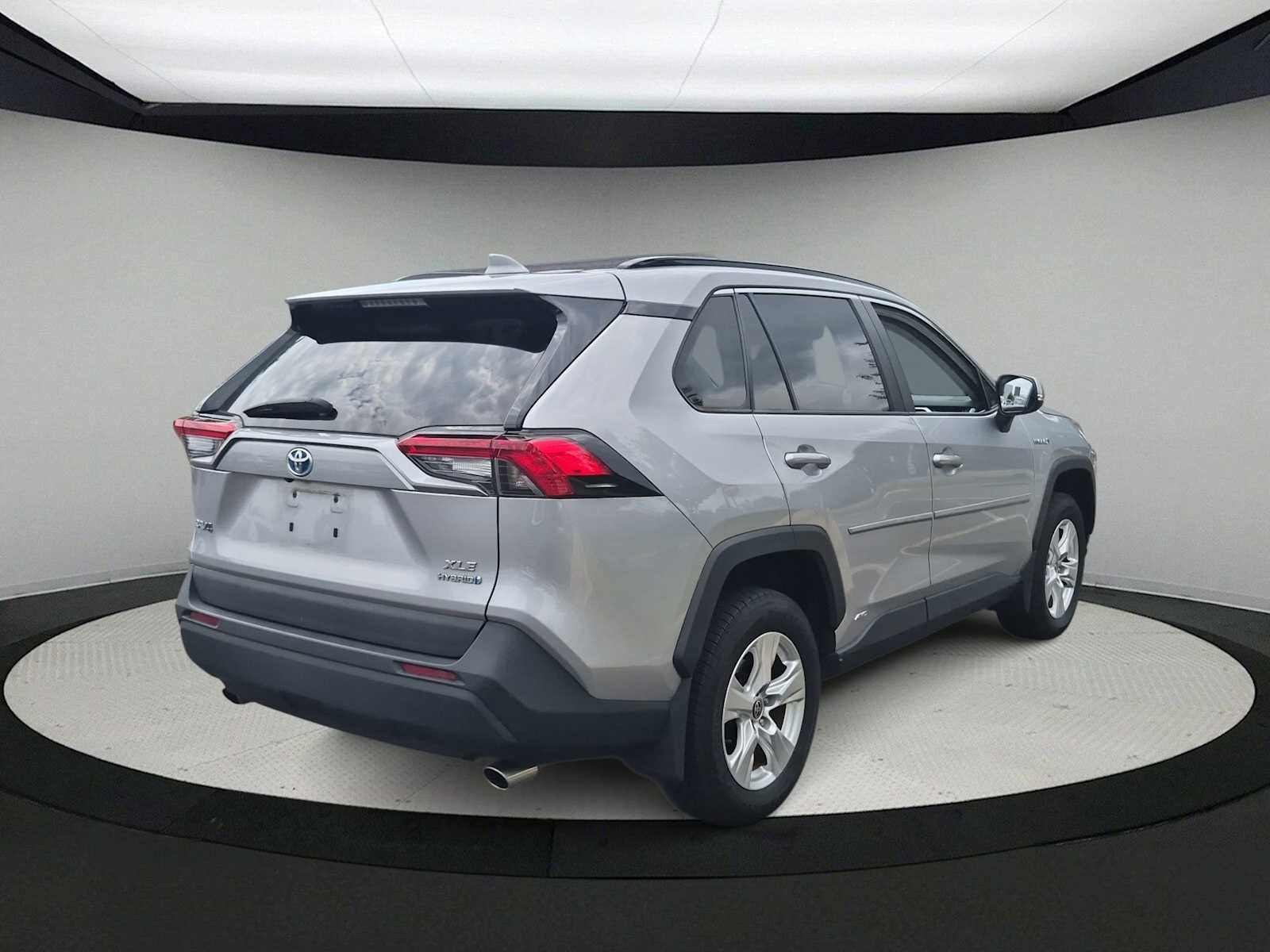 Used 2021 Toyota RAV4 XLE w/ Convenience Package AWD/4WD image 8