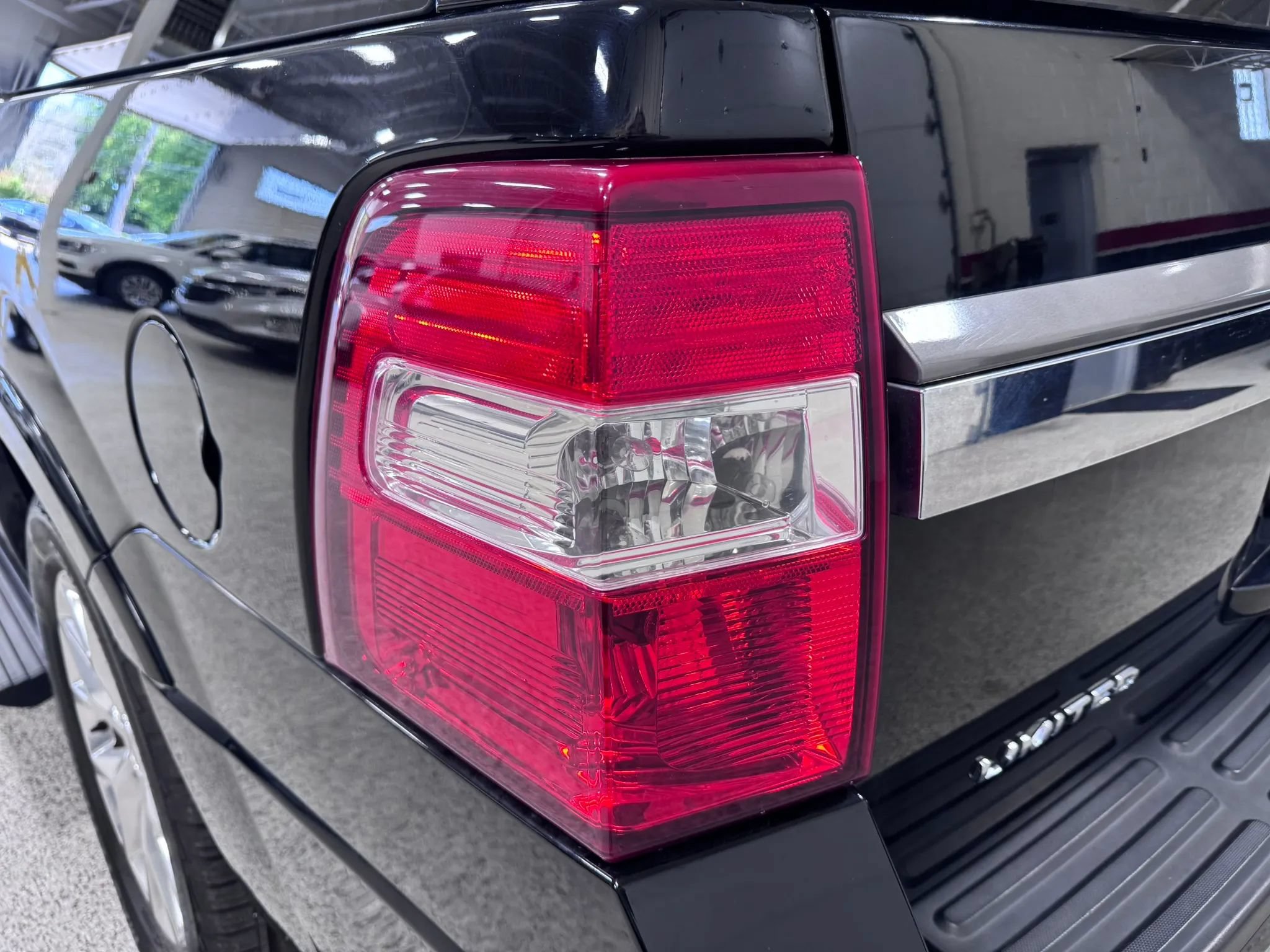 Used 2017 Ford Expedition Limited w/ Equipment Group 301A AWD/4WD image 12