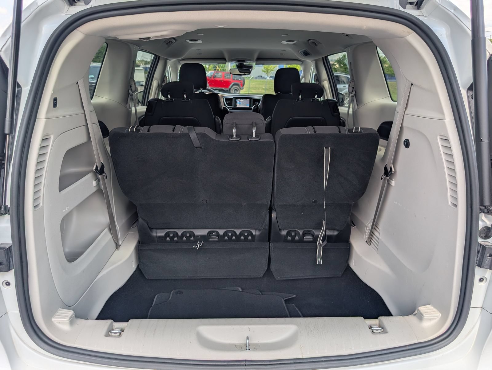Used 2023 Chrysler Voyager LX FWD image 23