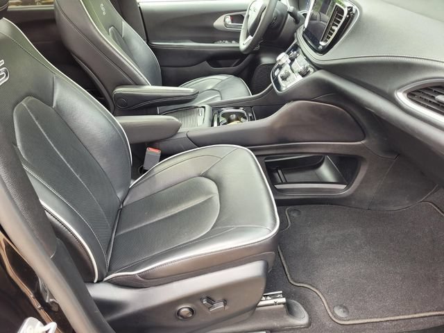Used 2025 Chrysler Pacifica Limited FWD image 16