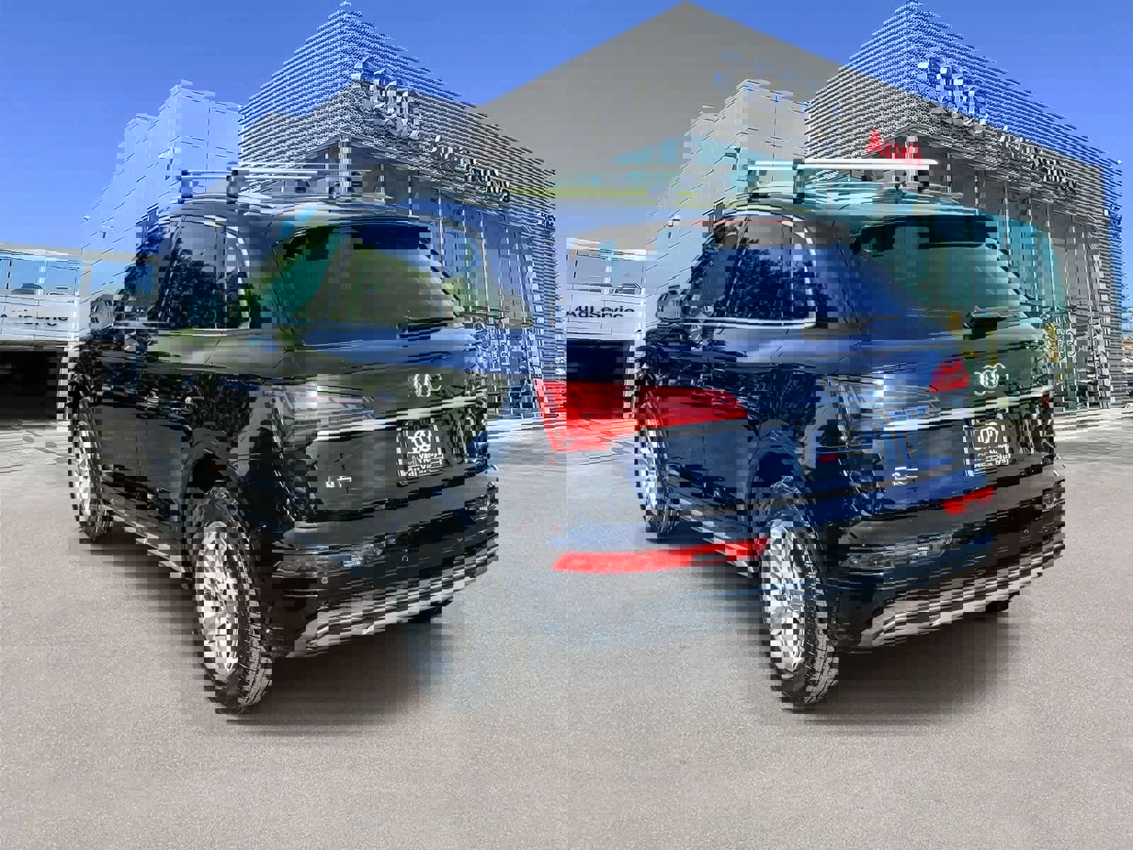 Used 2023 Audi Q5 2.0T Premium w/ Convenience Package image 2