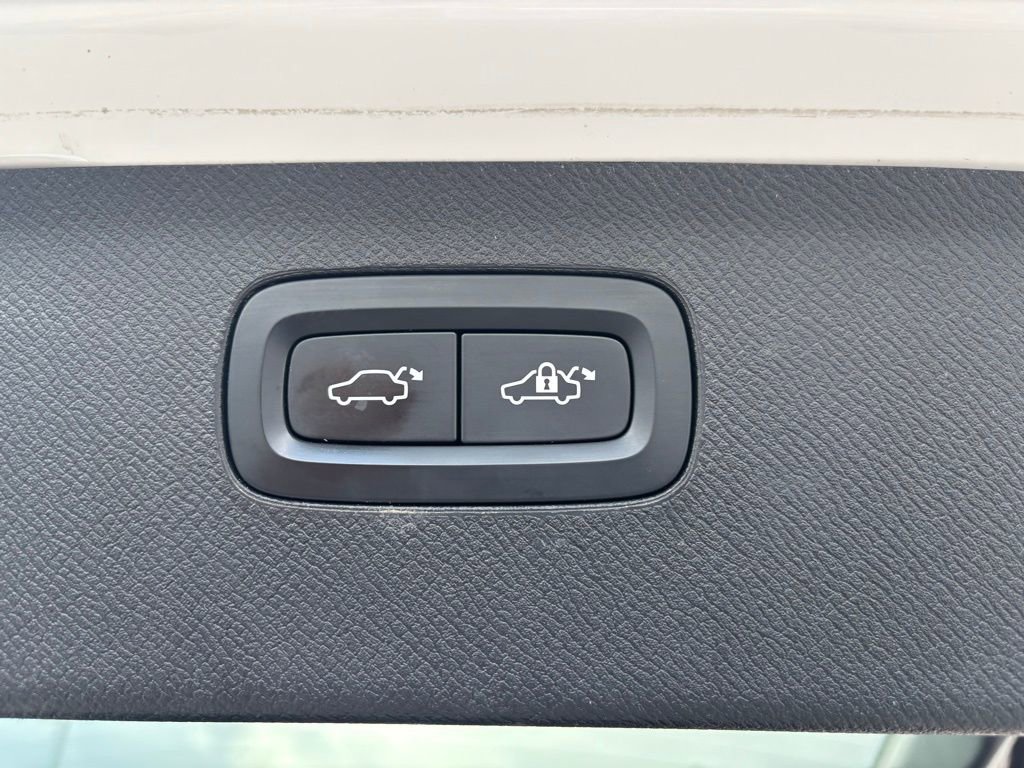 Used 2021 Volvo XC90 T6 Momentum w/ Protection Package Premier image 28