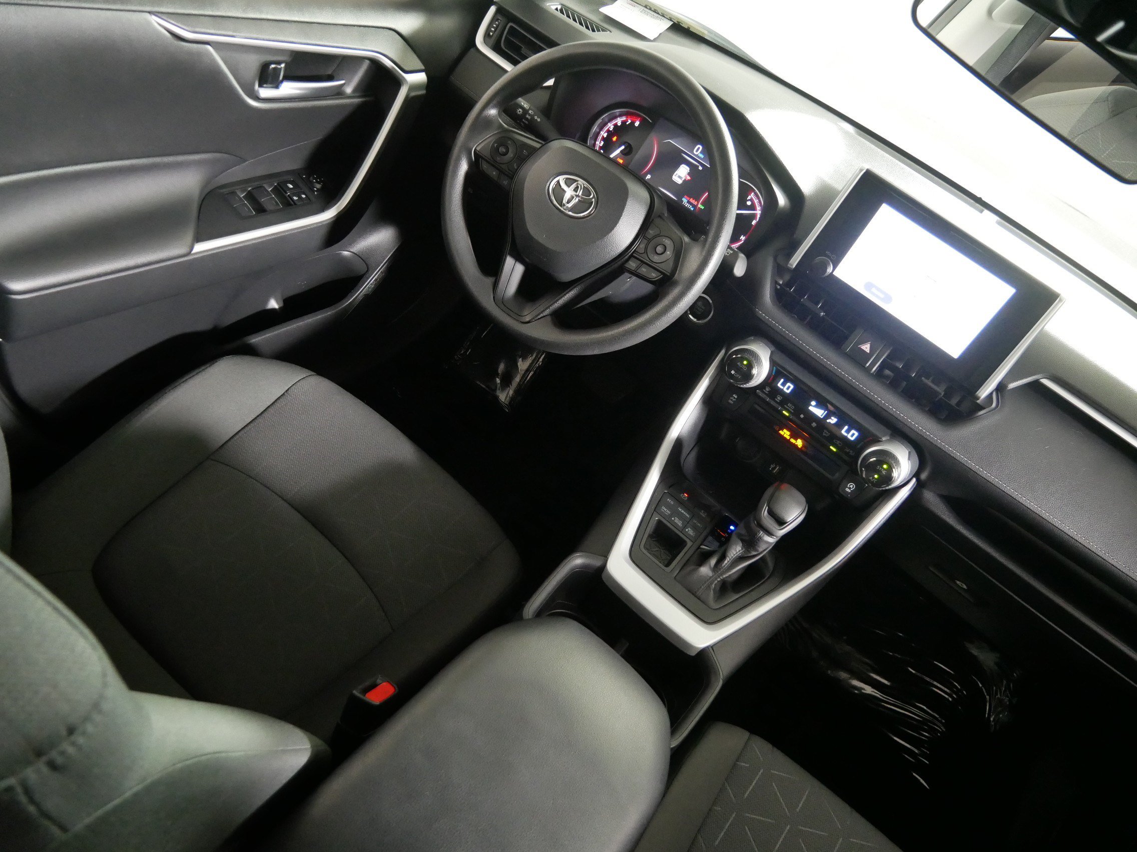 Used 2024 Toyota RAV4 XLE AWD/4WD image 9