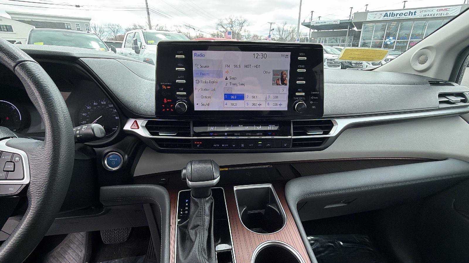 Used 2024 Toyota Sienna XLE w/ XLE Plus Package image 25