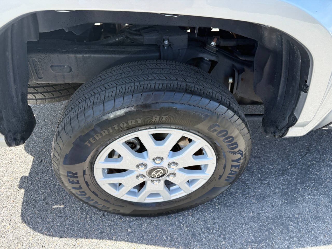 Used 2025 Toyota Tacoma SR5 AWD/4WD image 13