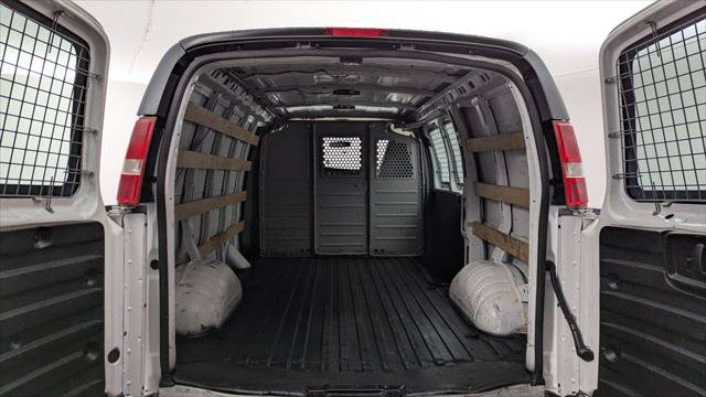 Used 2017 GMC Savana 2500 RWD image 16