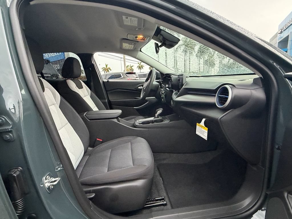 Used 2025 Chevrolet Trax LS w/ LS Convenience Package FWD image 16