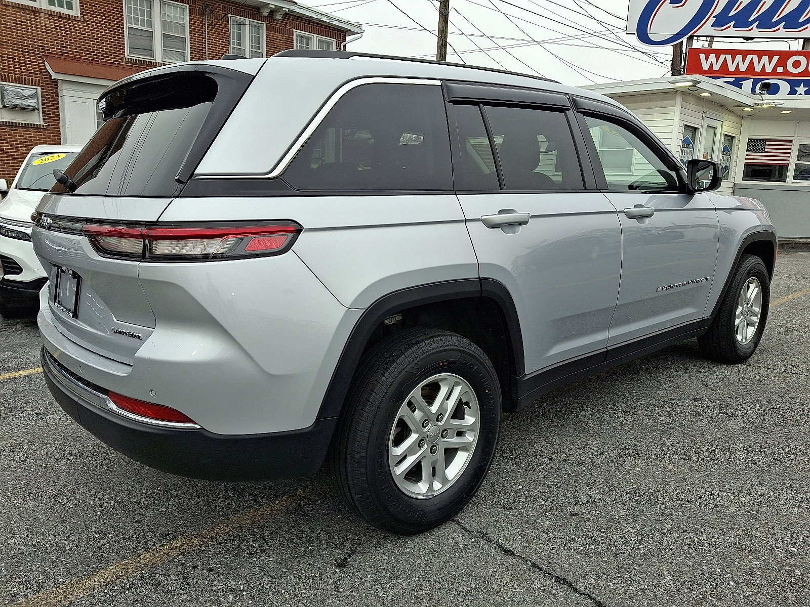 Used 2023 Jeep Grand Cherokee Laredo AWD/4WD image 5