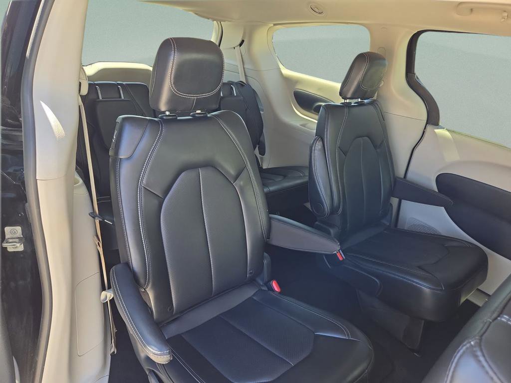 Used 2024 Chrysler Pacifica Touring-L image 27