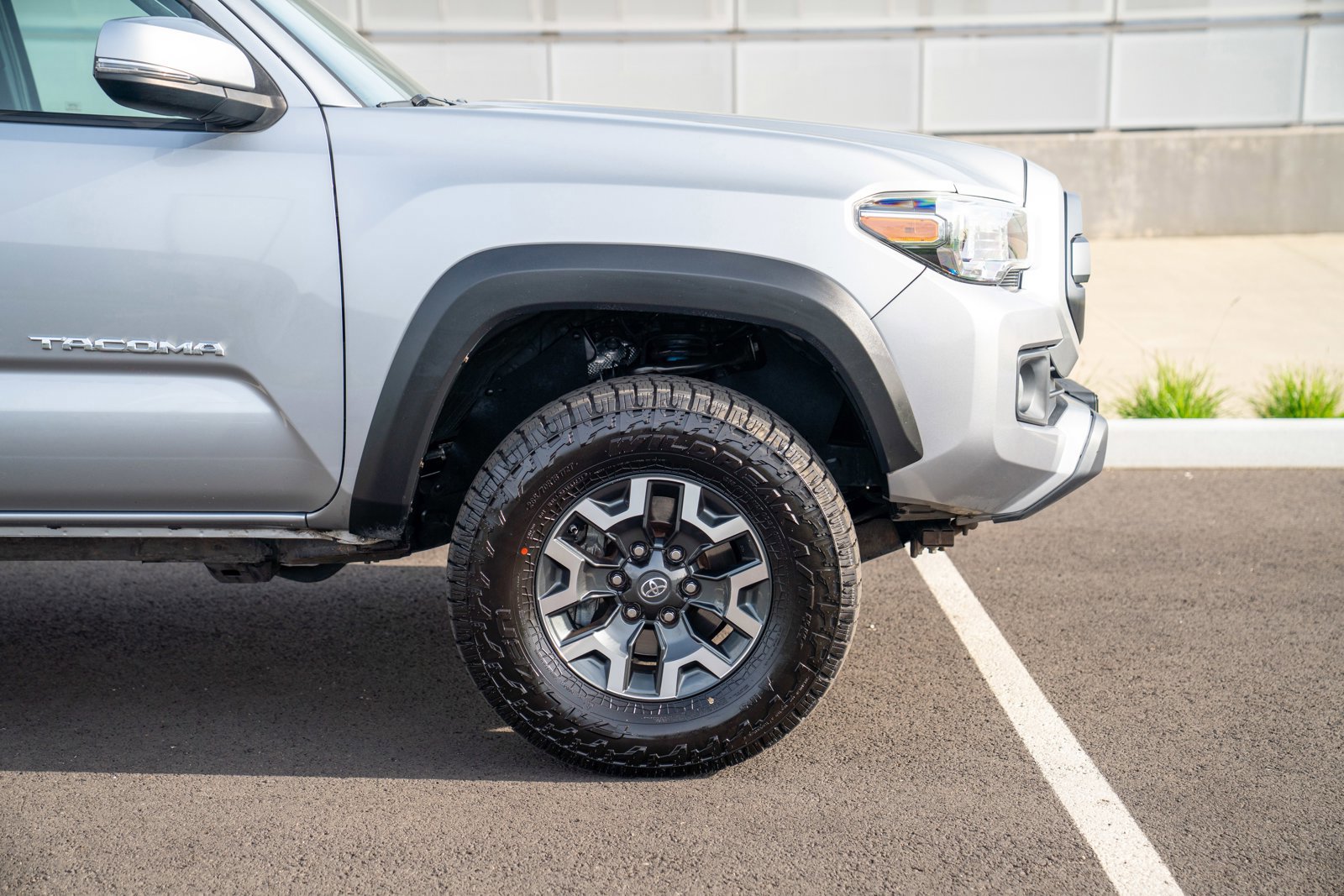 Used 2018 Toyota Tacoma TRD Off-Road AWD/4WD image 9