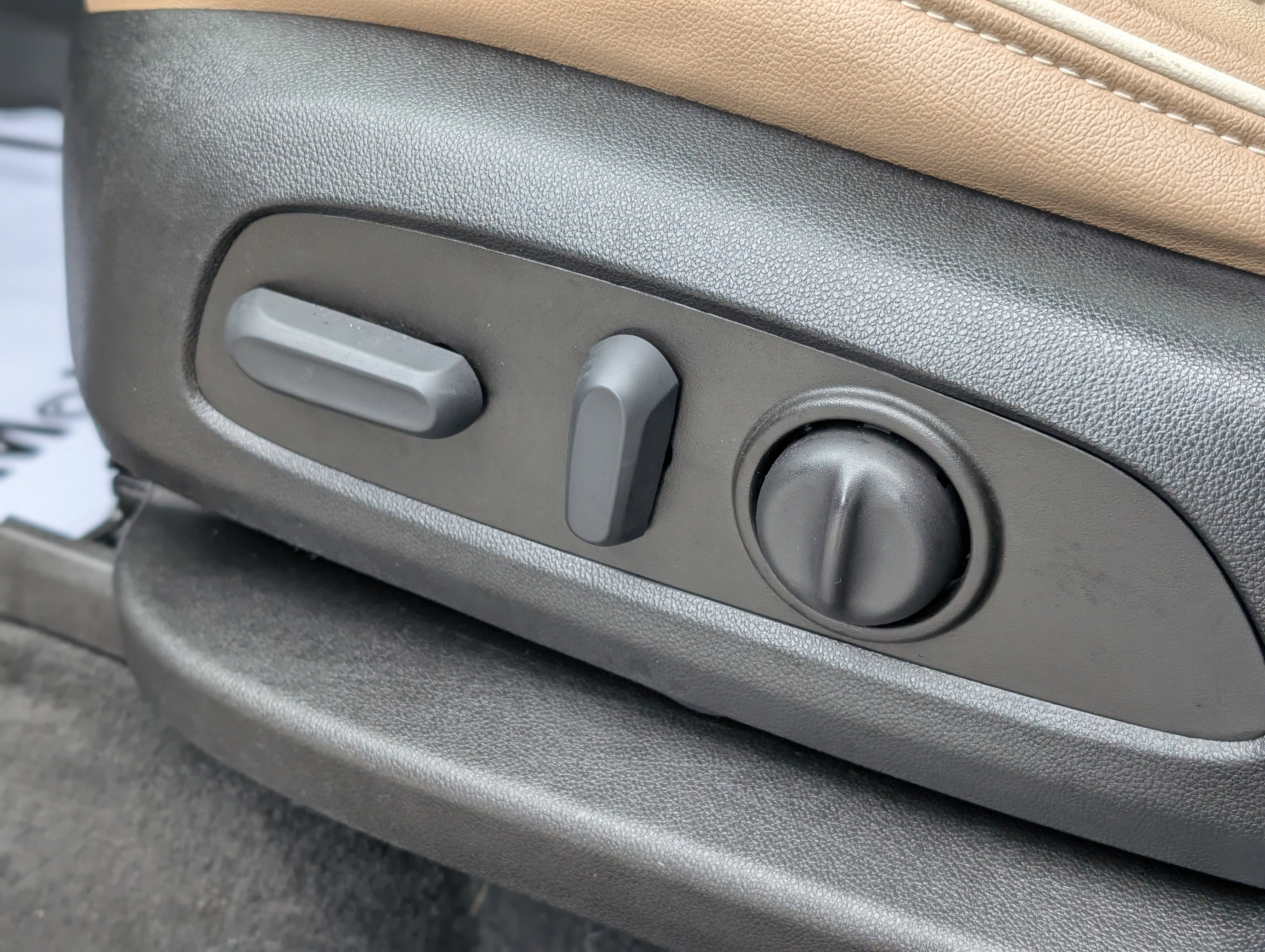 Used 2023 Chevrolet Traverse Premier image 40