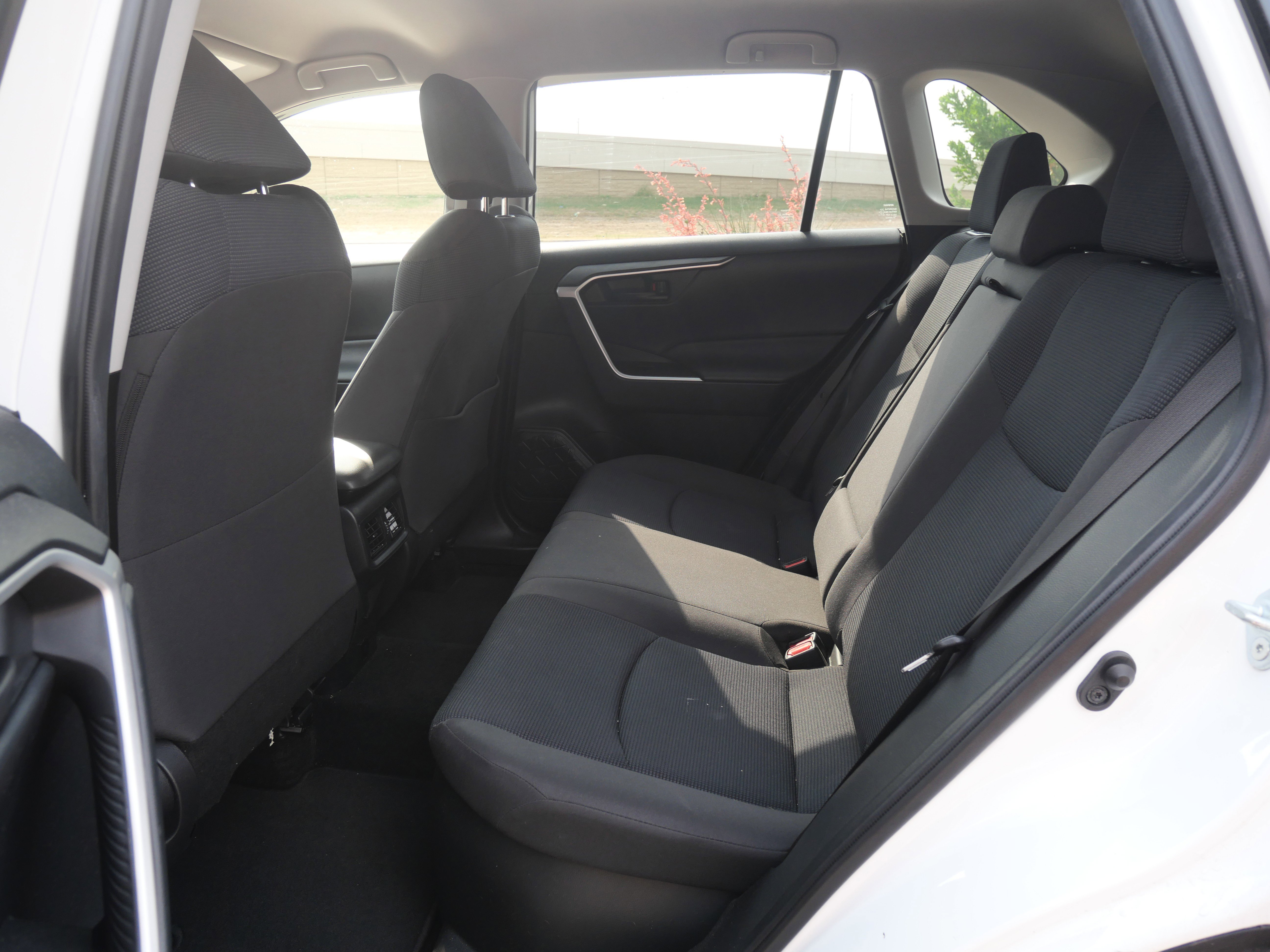 Used 2021 Toyota RAV4 LE image 9