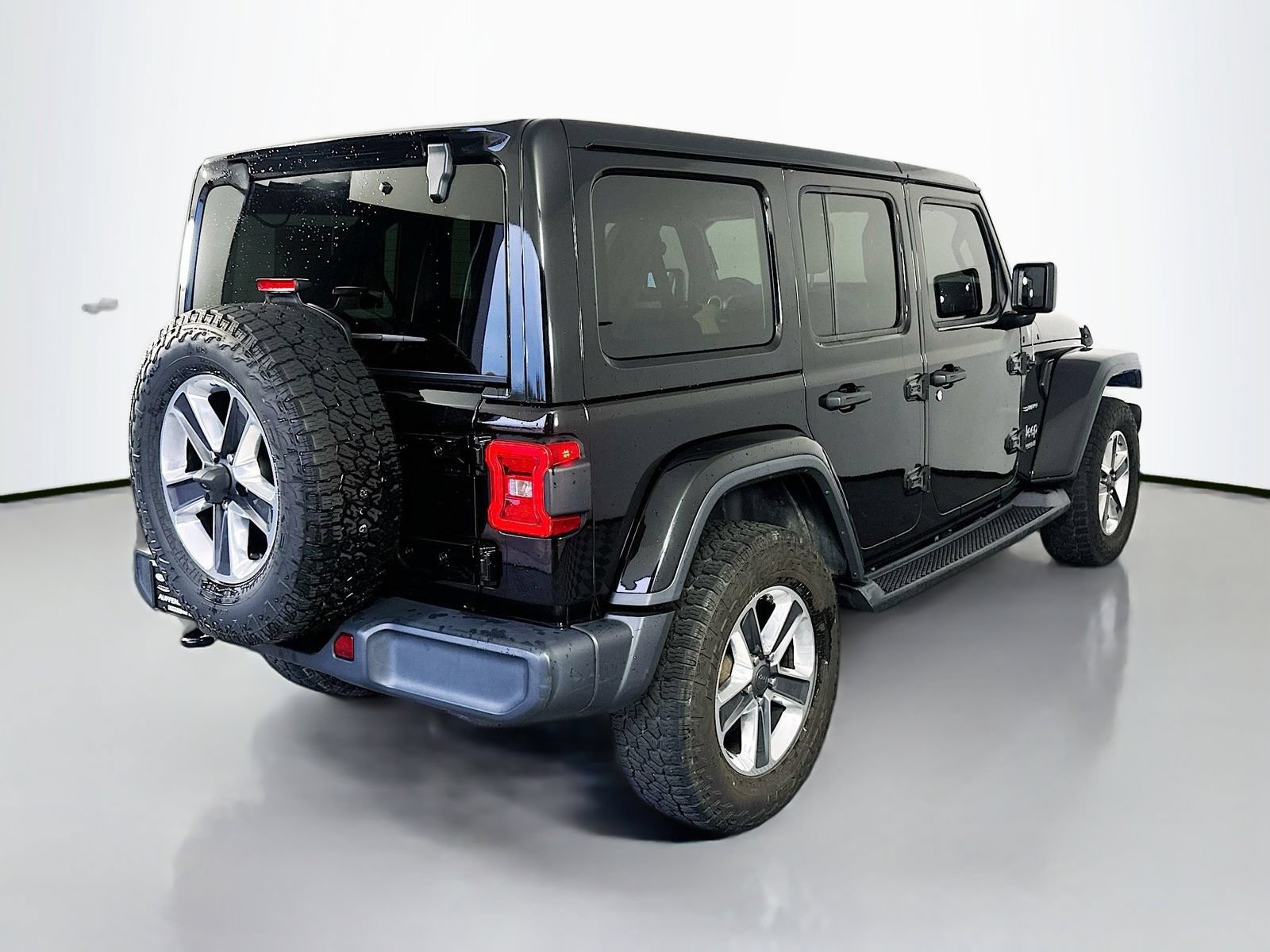 Used 2018 Jeep Wrangler Unlimited Sahara w/ Cold Weather Group AWD/4WD image 7