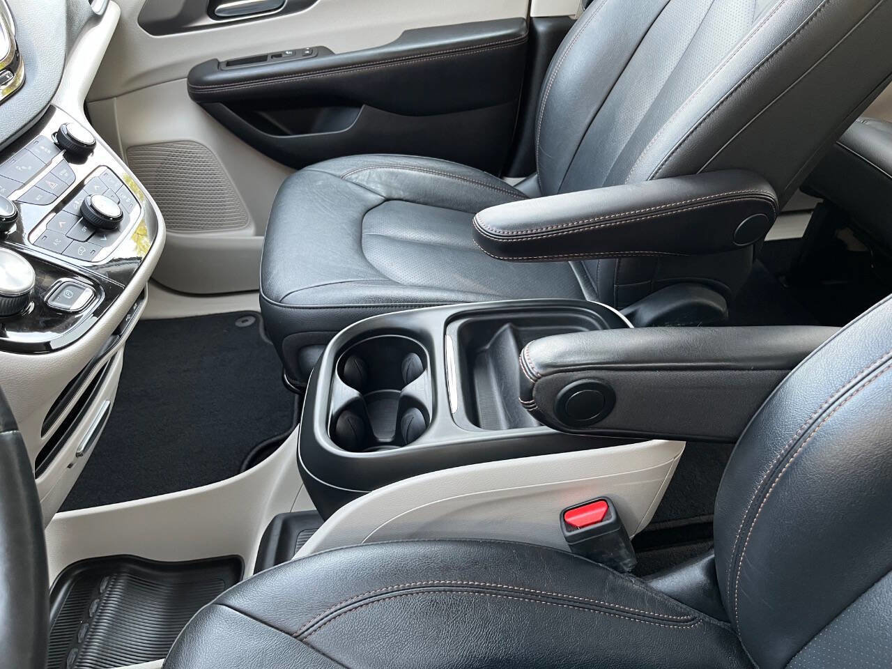 Used 2020 Chrysler Pacifica Touring-L image 36