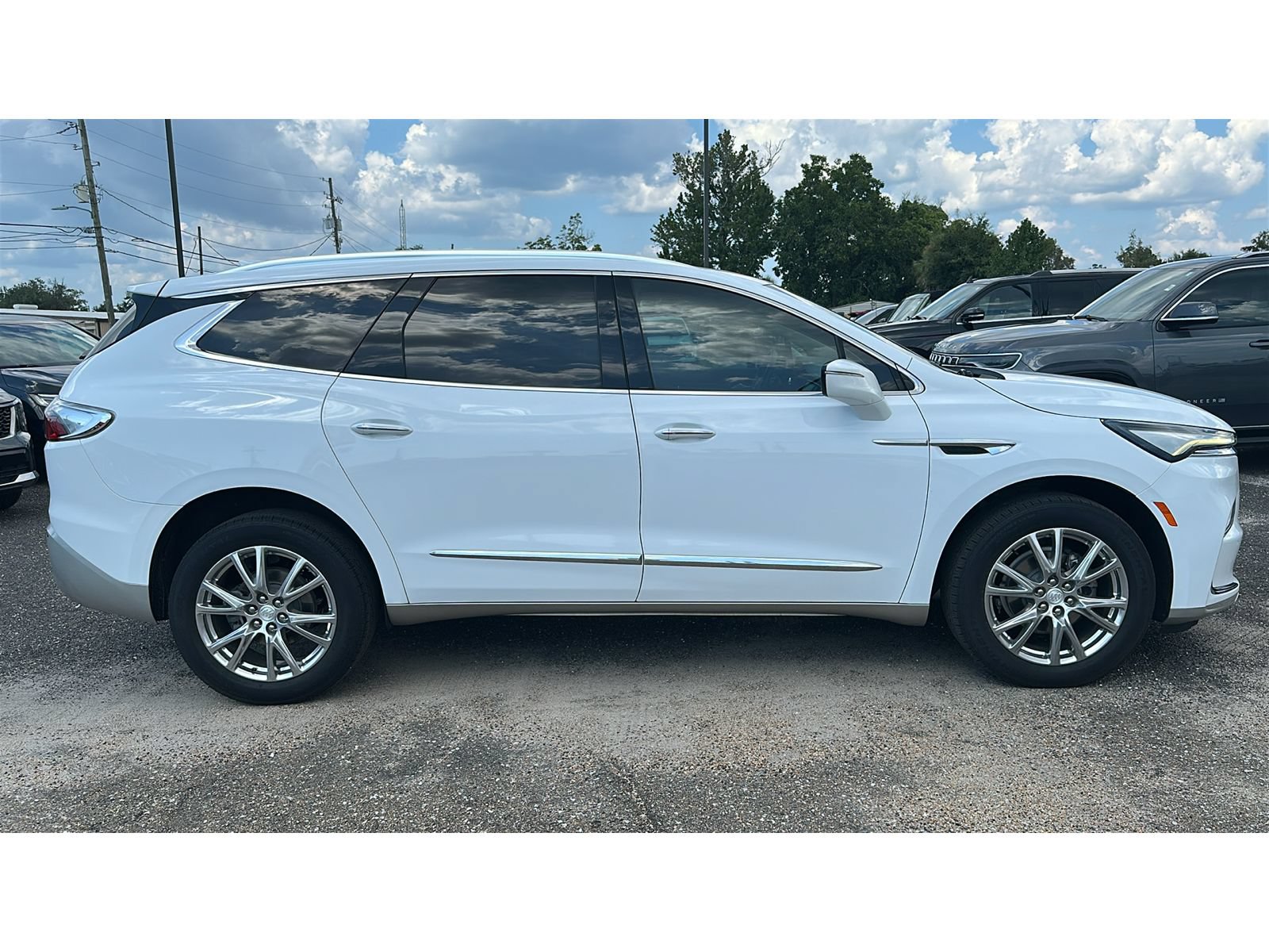Used 2022 Buick Enclave Essence w/ Experience Buick Package FWD image 7