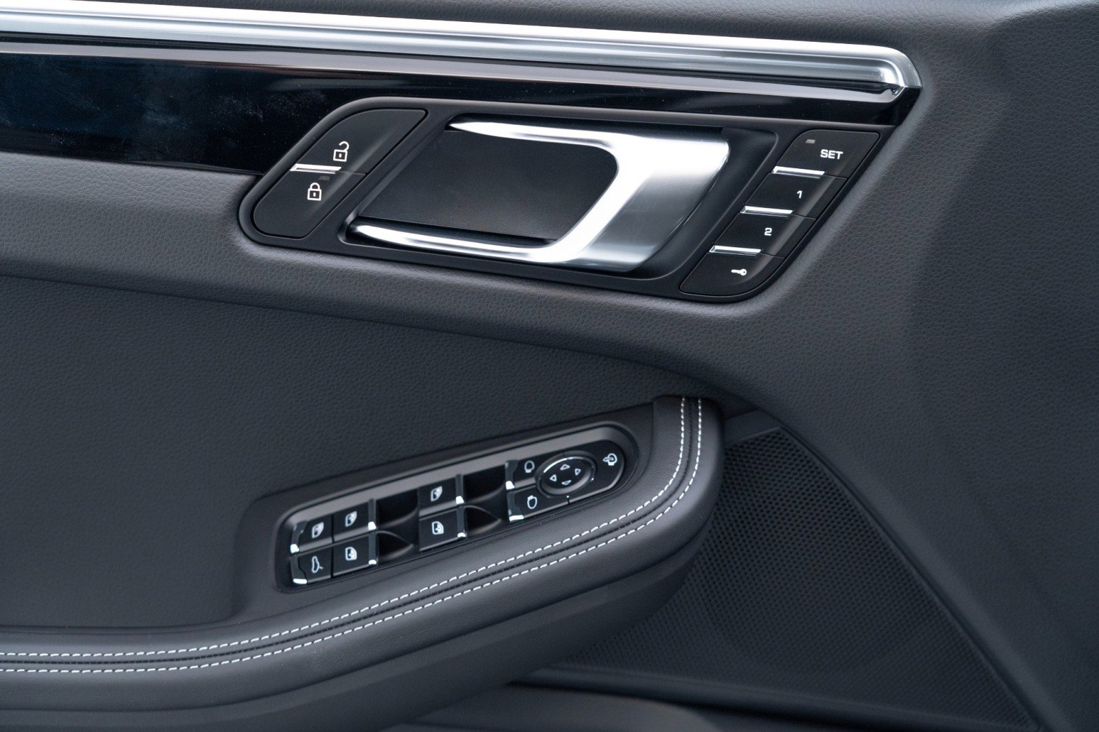 Certified 2025 Porsche Macan AWD/4WD image 23