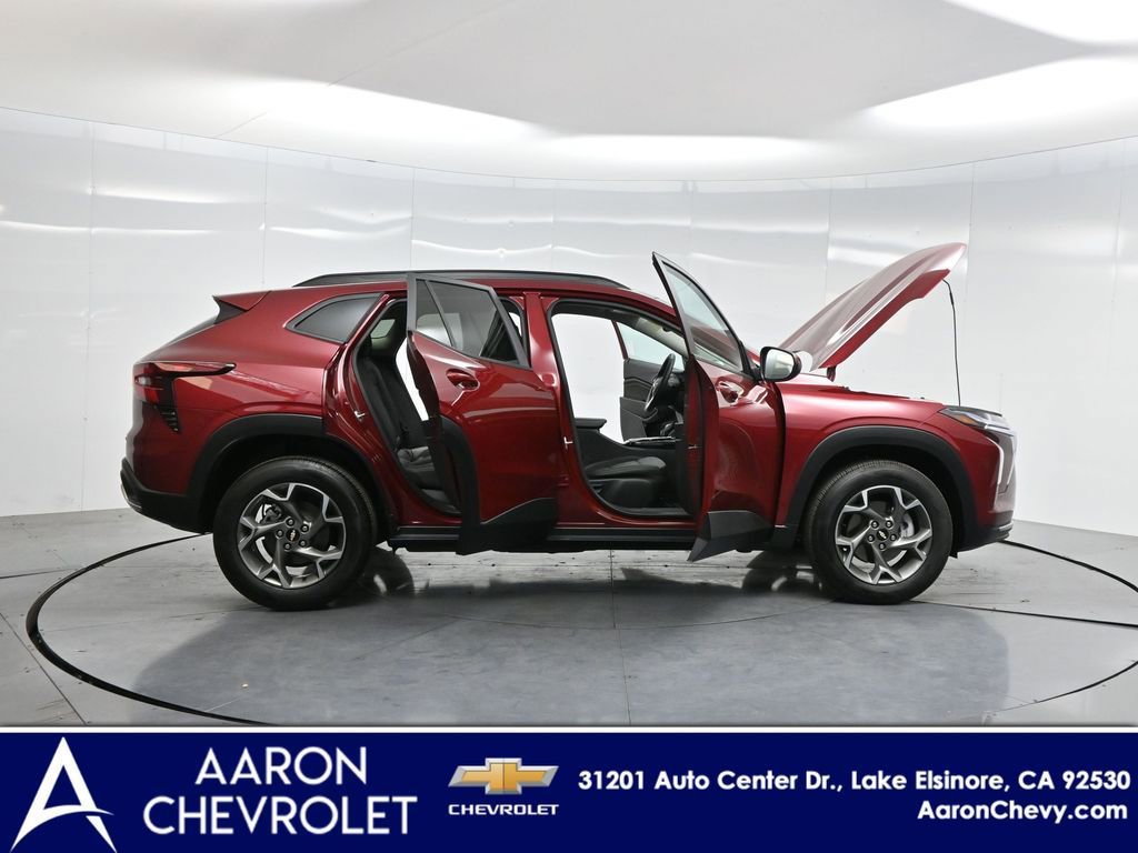 Used 2025 Chevrolet Trax LT w/ LT Convenience Package image 3