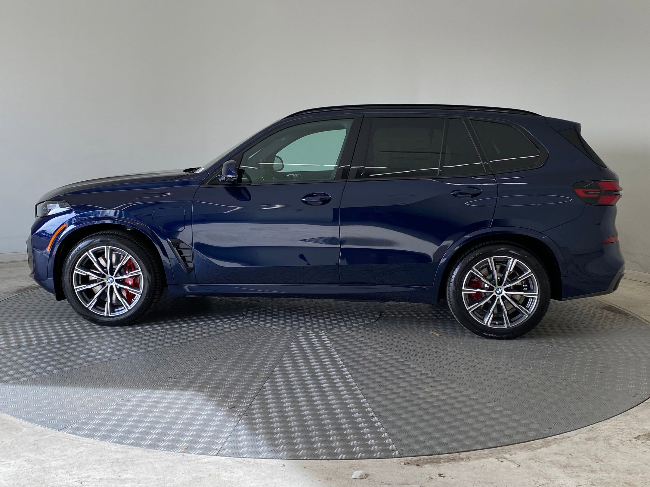 New 2026 BMW X5 xDrive50e w/ Executive Package image 2