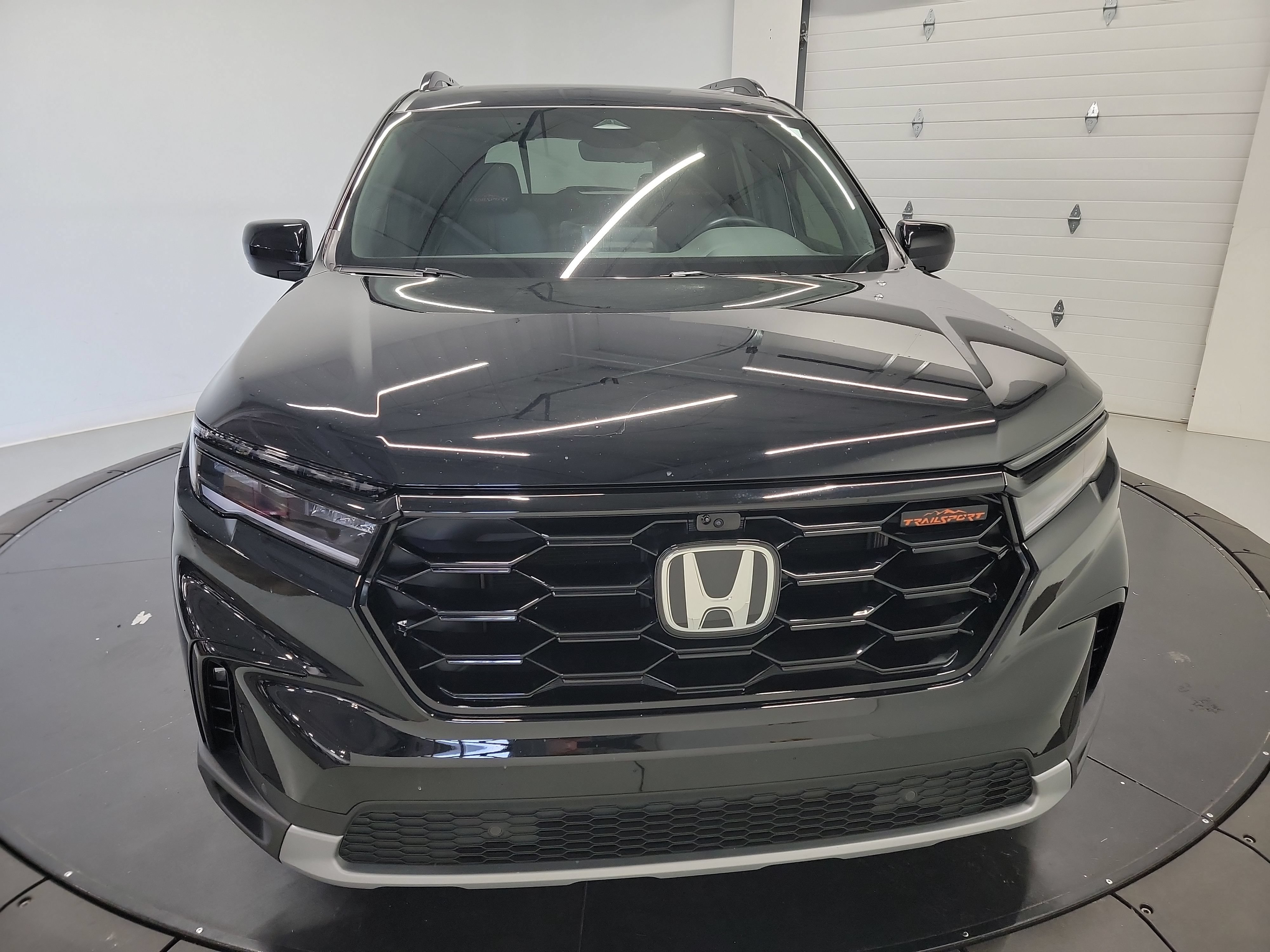 Used 2025 Honda Pilot TrailSport image 2